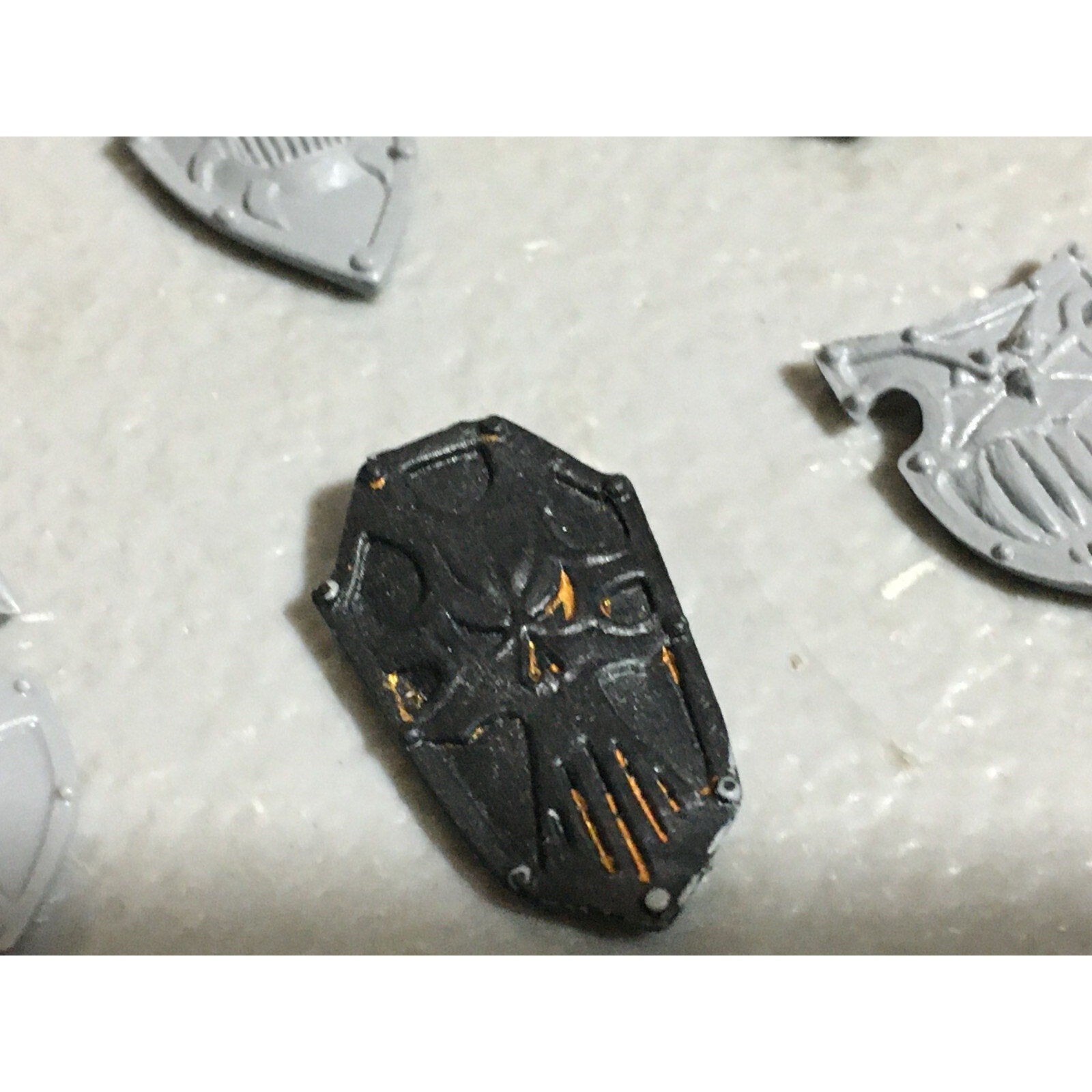 A22249 WARHAMMER FANTASY CHAOS MORTALS BITS LOT WARRIORS KNIGHTS SHIELDS GW OOP