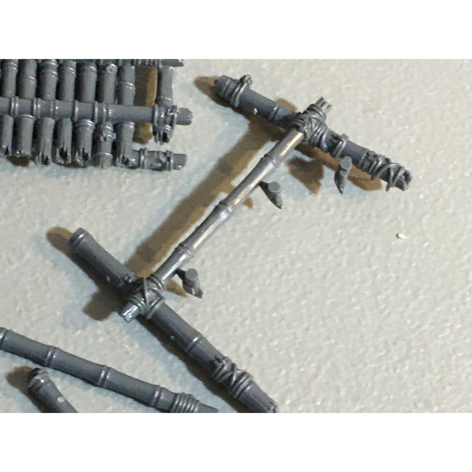 A32568 UNKNOWN MINIATURES PLASTIC BITS LOT FANTASY TERRAIN TREE BRIDGE PARTS GW