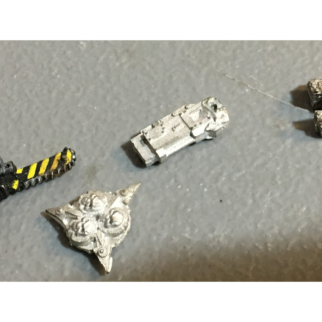 A25114 WARHAMMER 40K CHAOS SPACE MARINES BITS LOT TANK PLATE HOOK 4 BIT METAL GW