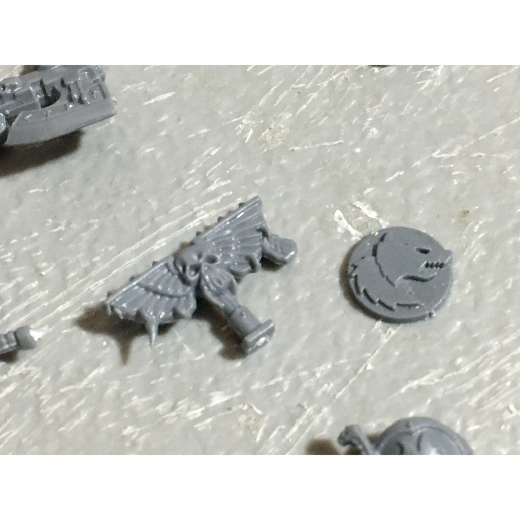 A22560 WARHAMMER 40K SPACE MARINES WOLVES BITS LOT BANNER ACCESSORY SHIELD GW