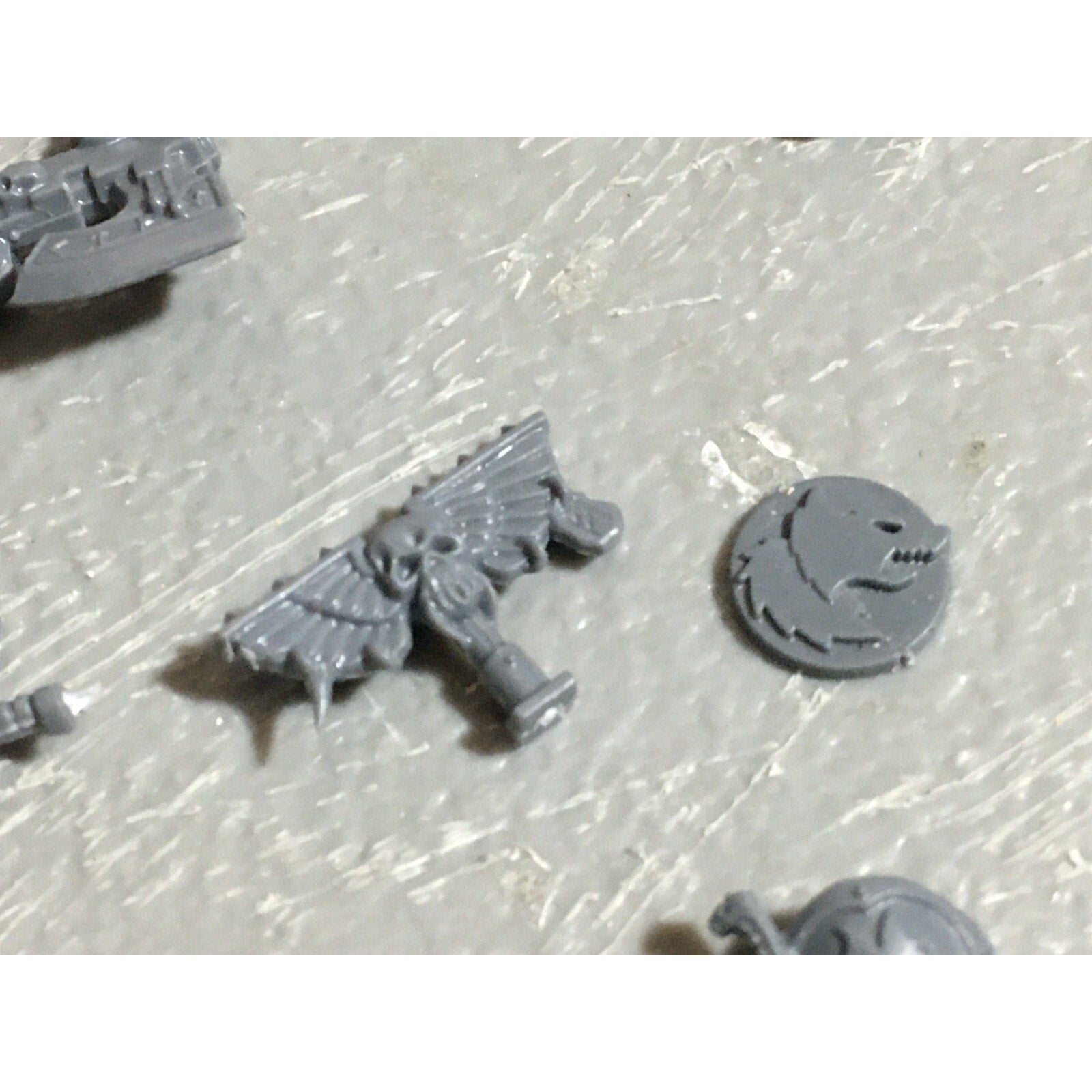 A22560 WARHAMMER 40K SPACE MARINES WOLVES BITS LOT BANNER ACCESSORY SHIELD GW