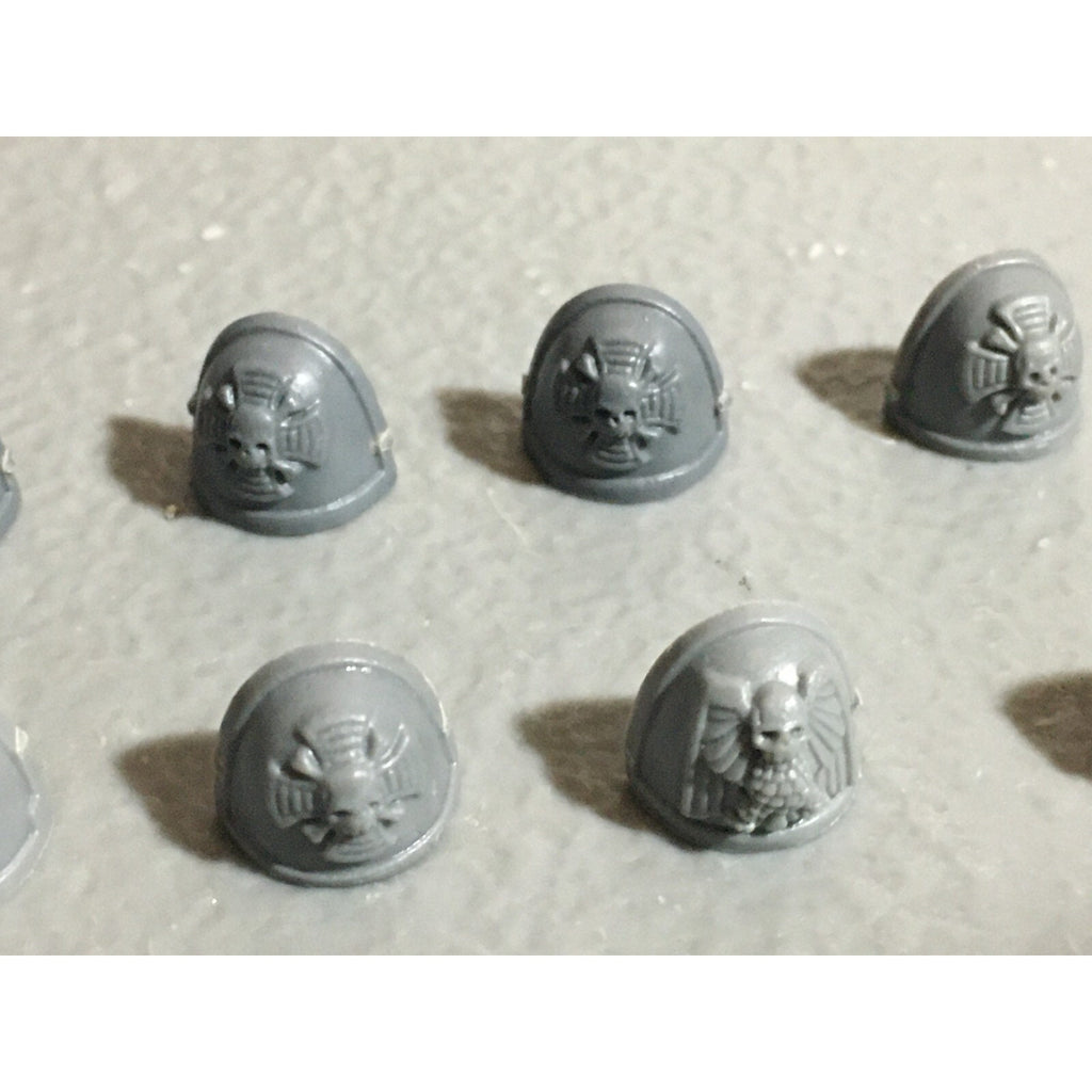 A21967 WARHAMMER 40K SPACE MARINES BITS LOT SHOULDER PADS GAMES WORKSHOP GW