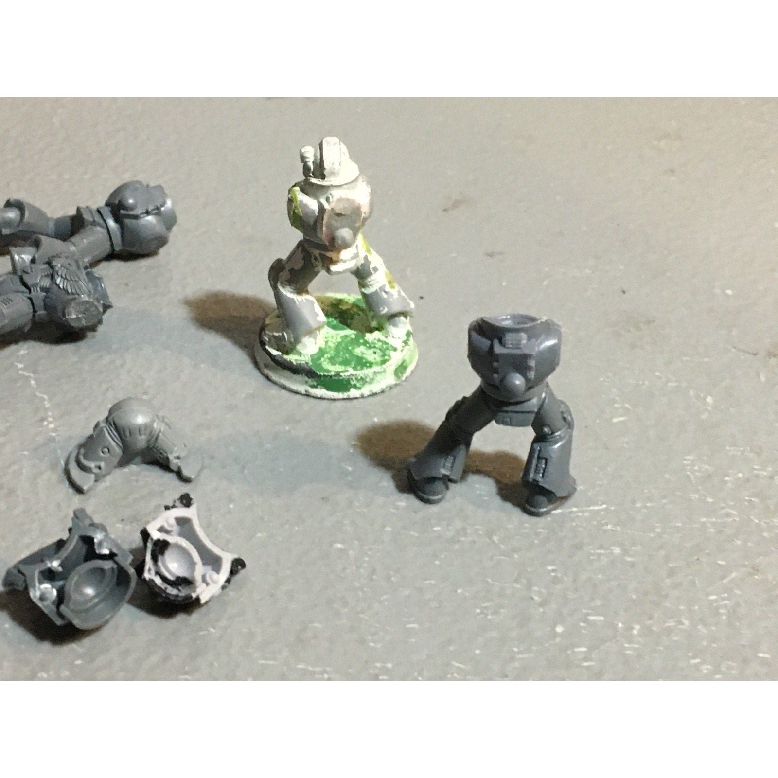 A24527 WARHAMMER 40K SPACE MARINES BITS LOT TORSOS LEGS ARMS GW