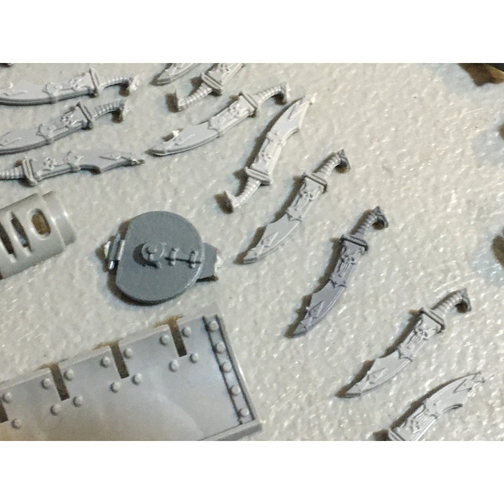 A33594 WARHAMMER 40K MIXED BITS LOT ELDAR CHAOS SWORD DOZER BANNER GW