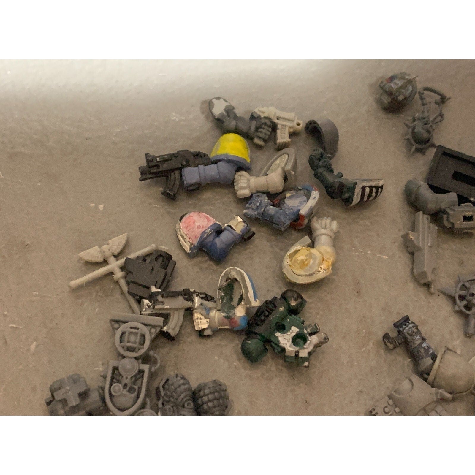 A23310 WARHAMMER 40K SPACE MARINES BITS LOT SOME SPACE WOLVES HEADS ARMS GUNS