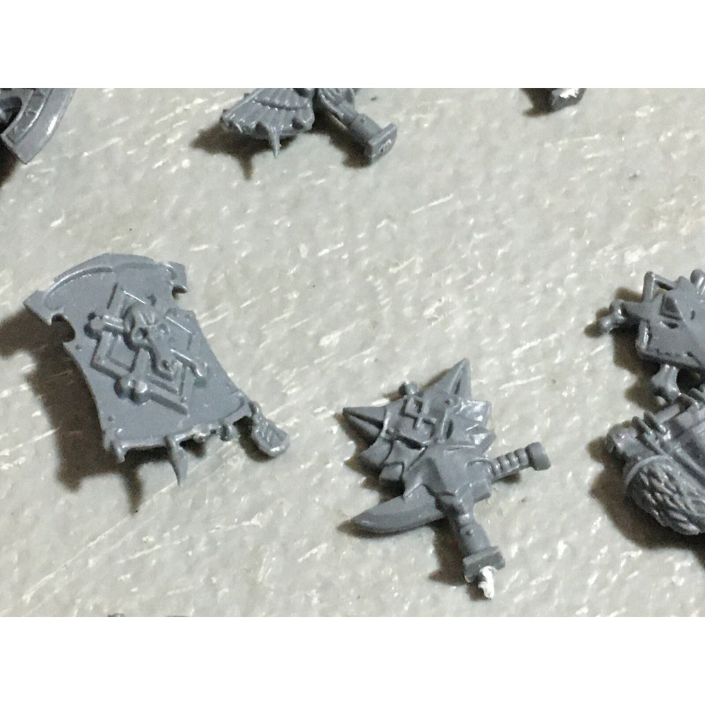 A22558 WARHAMMER 40K SPACE MARINES WOLVES BITS LOT BANNER ACCESSORY SHIELD GW