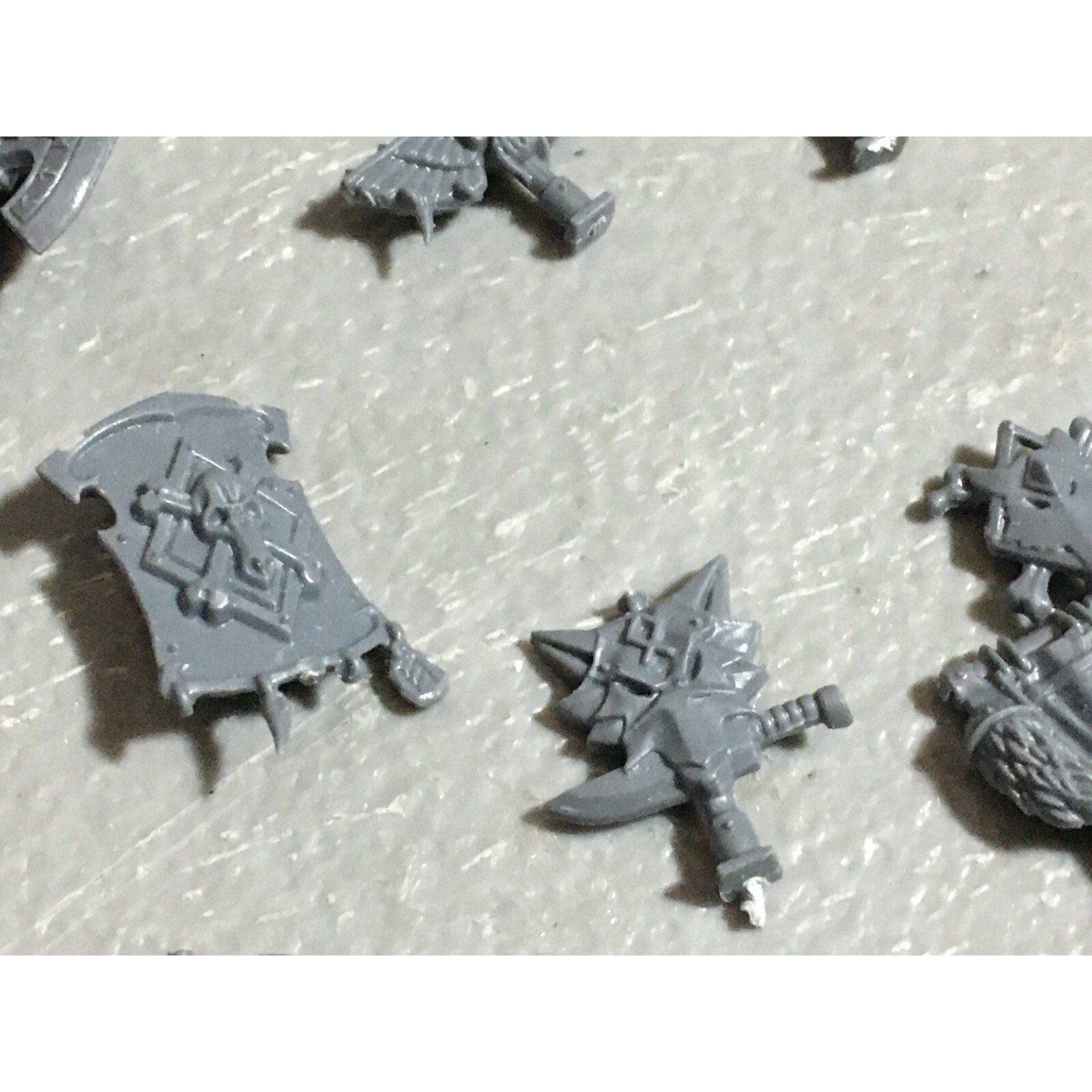 A22558 WARHAMMER 40K SPACE MARINES WOLVES BITS LOT BANNER ACCESSORY SHIELD GW