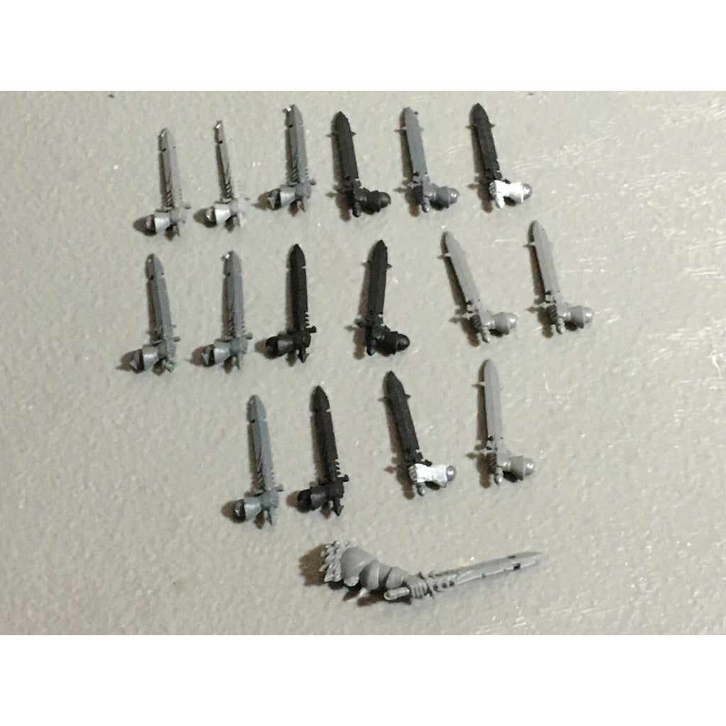A22220 WARHAMMER FANTASY CHAOS MORTALS BITS LOT SWORD HANDS GAMES WORKSHOP