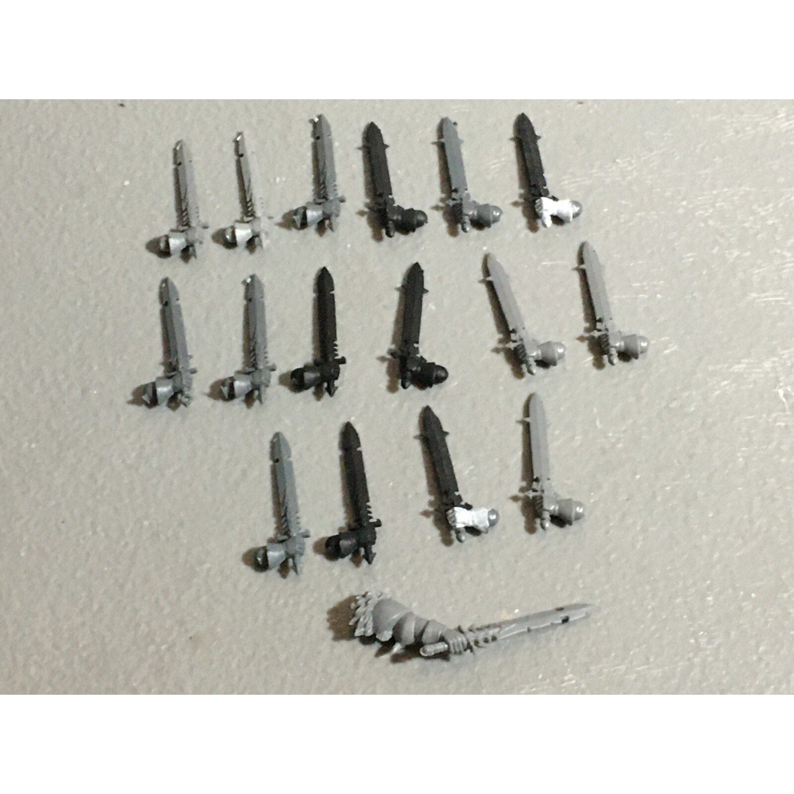A22220 WARHAMMER FANTASY CHAOS MORTALS BITS LOT SWORD HANDS GAMES WORKSHOP