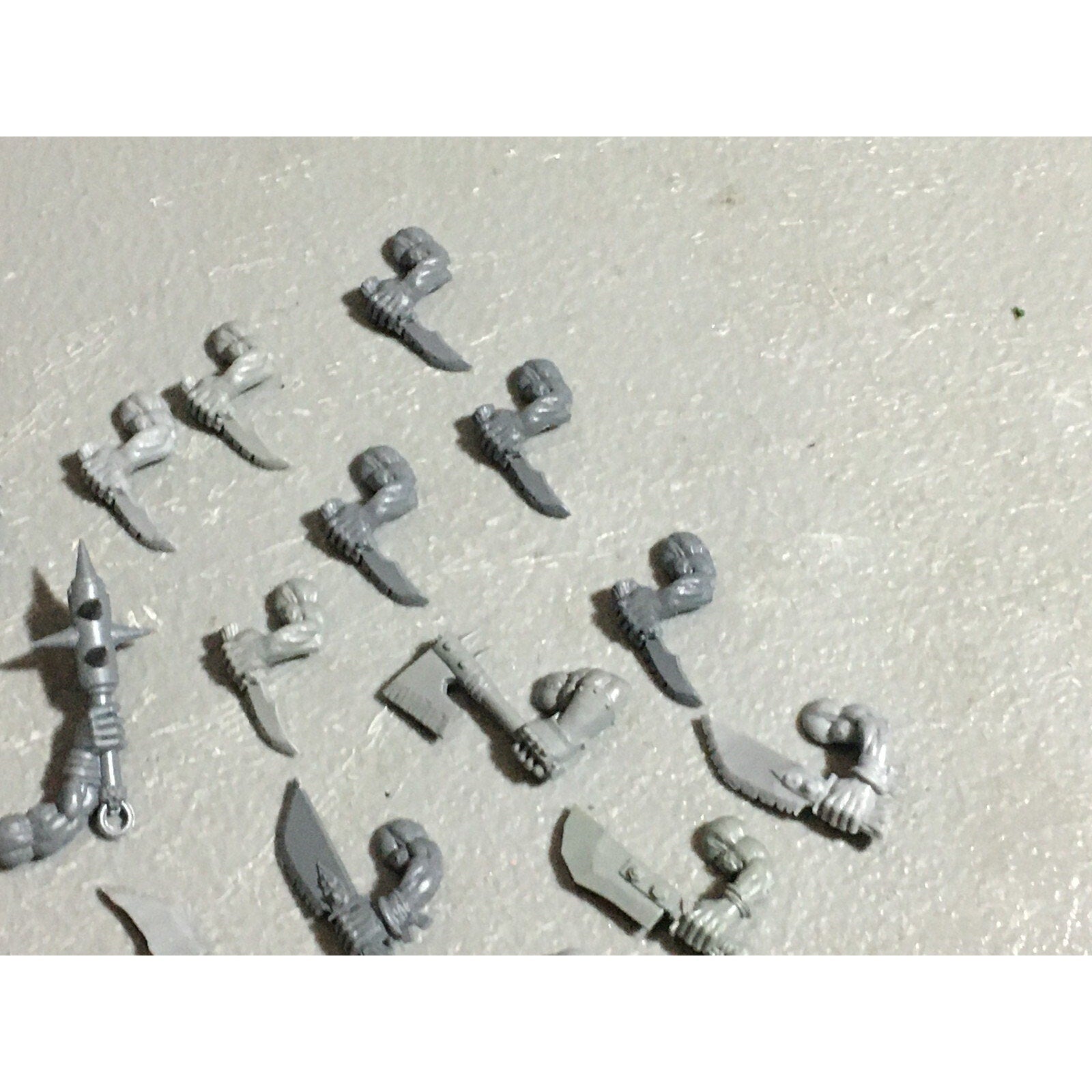 A22610 WARHAMMER FANTASY ORCS & GOBLINS BITS LOT ORC BOYZ HAND WEAPONS GW