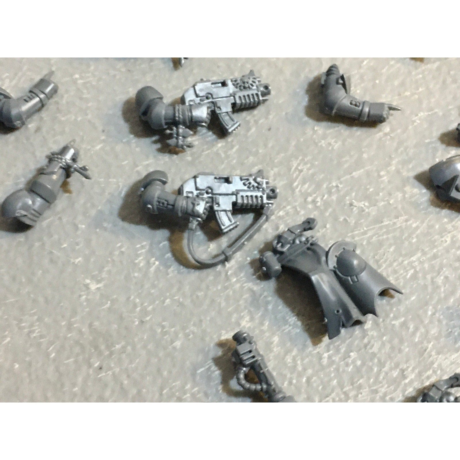 A29487 WARHAMMER 40K SPACE MARINES DARK ANGELS BITS LOT ROBE ARM BOLTER GW