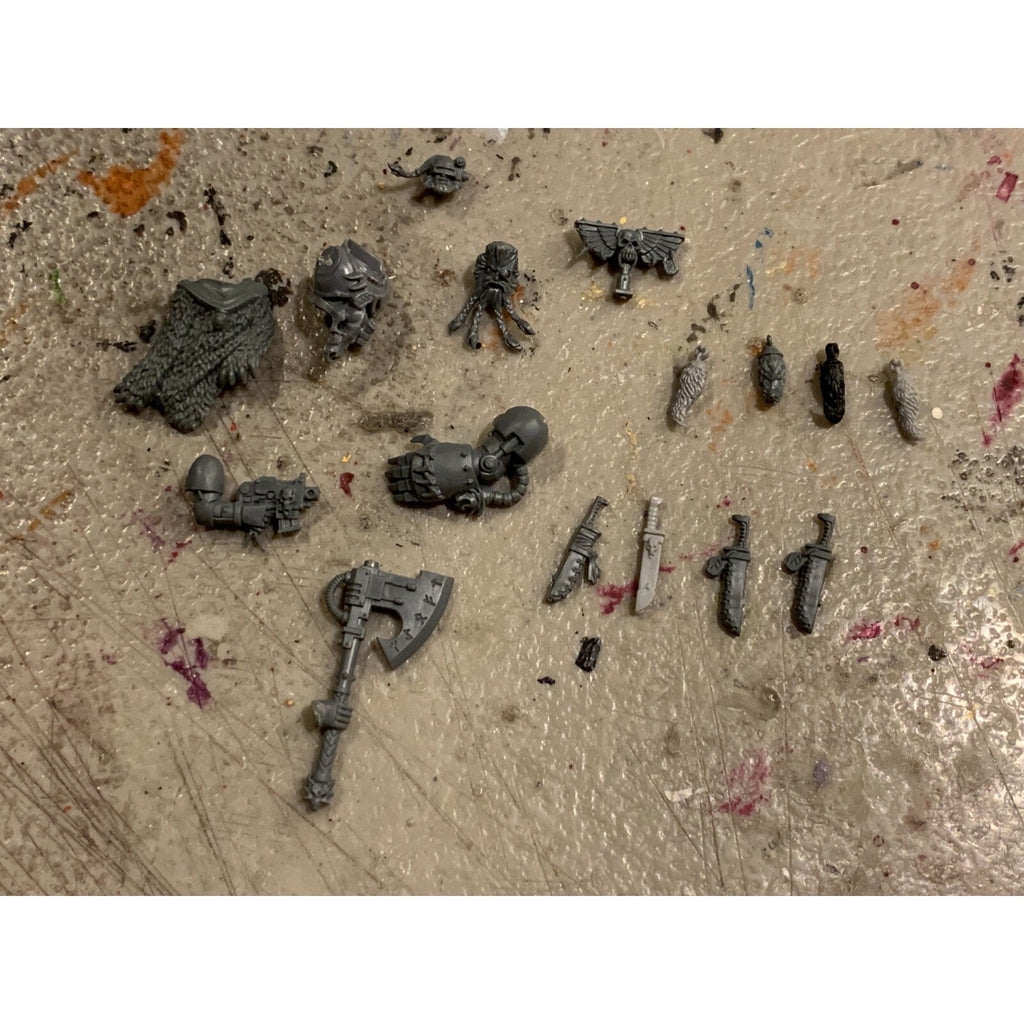 A23191 WARHAMMER 40K SPACE MARINES BITS LOT SPACE WOLVES TAILS AXE KNIVES HEAD
