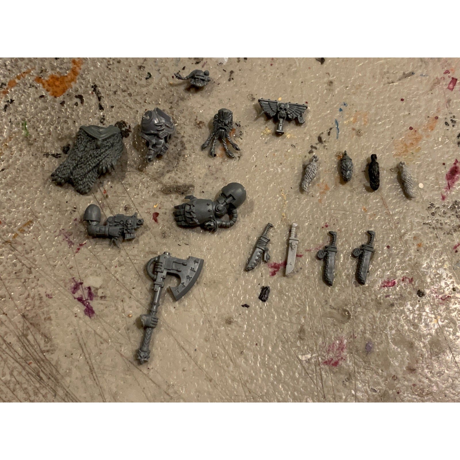 A23191 WARHAMMER 40K SPACE MARINES BITS LOT SPACE WOLVES TAILS AXE KNIVES HEAD
