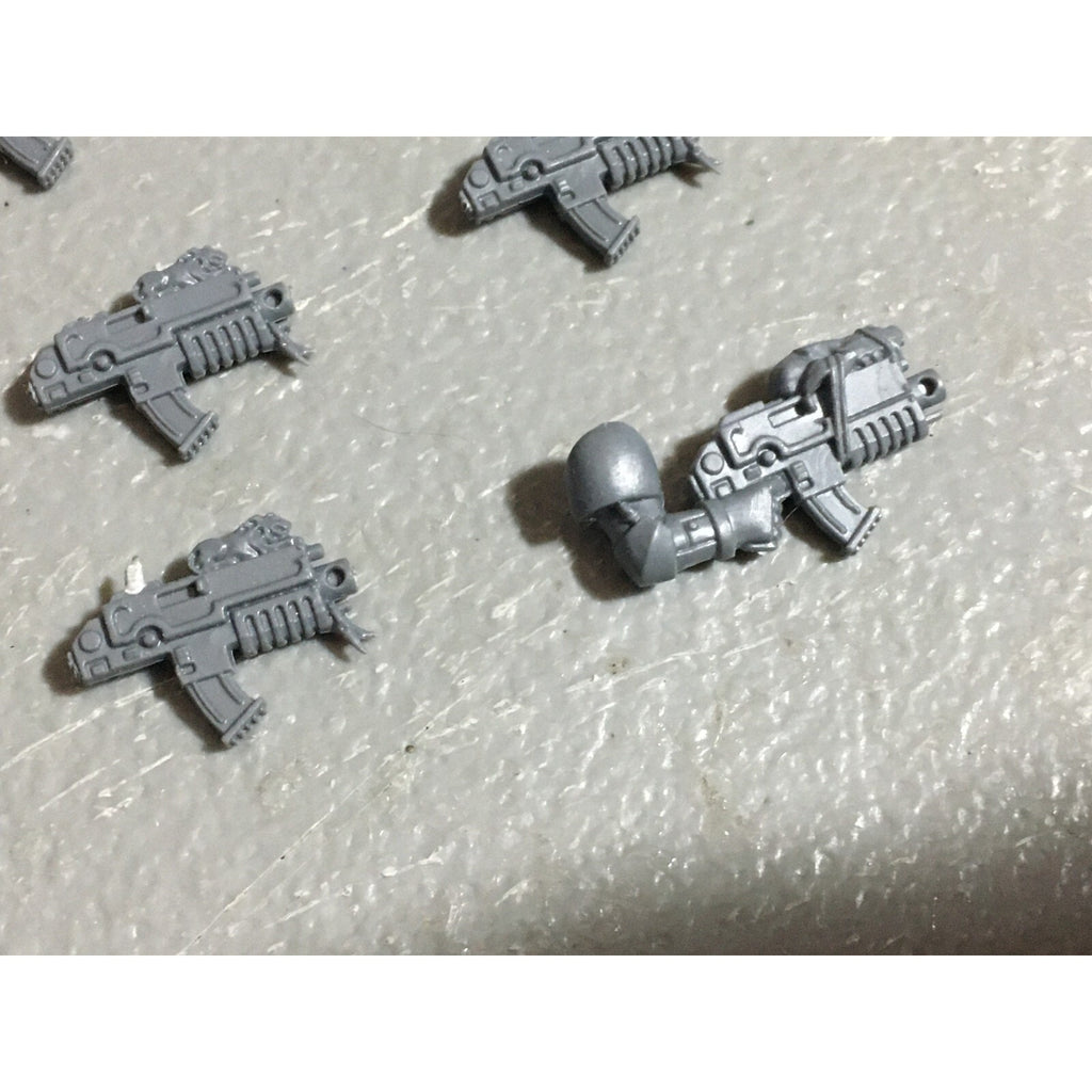 A22555 WARHAMMER 40K SPACE MARINES WOLVES BITS LOT BOLTERS CHAINSWORDS GW