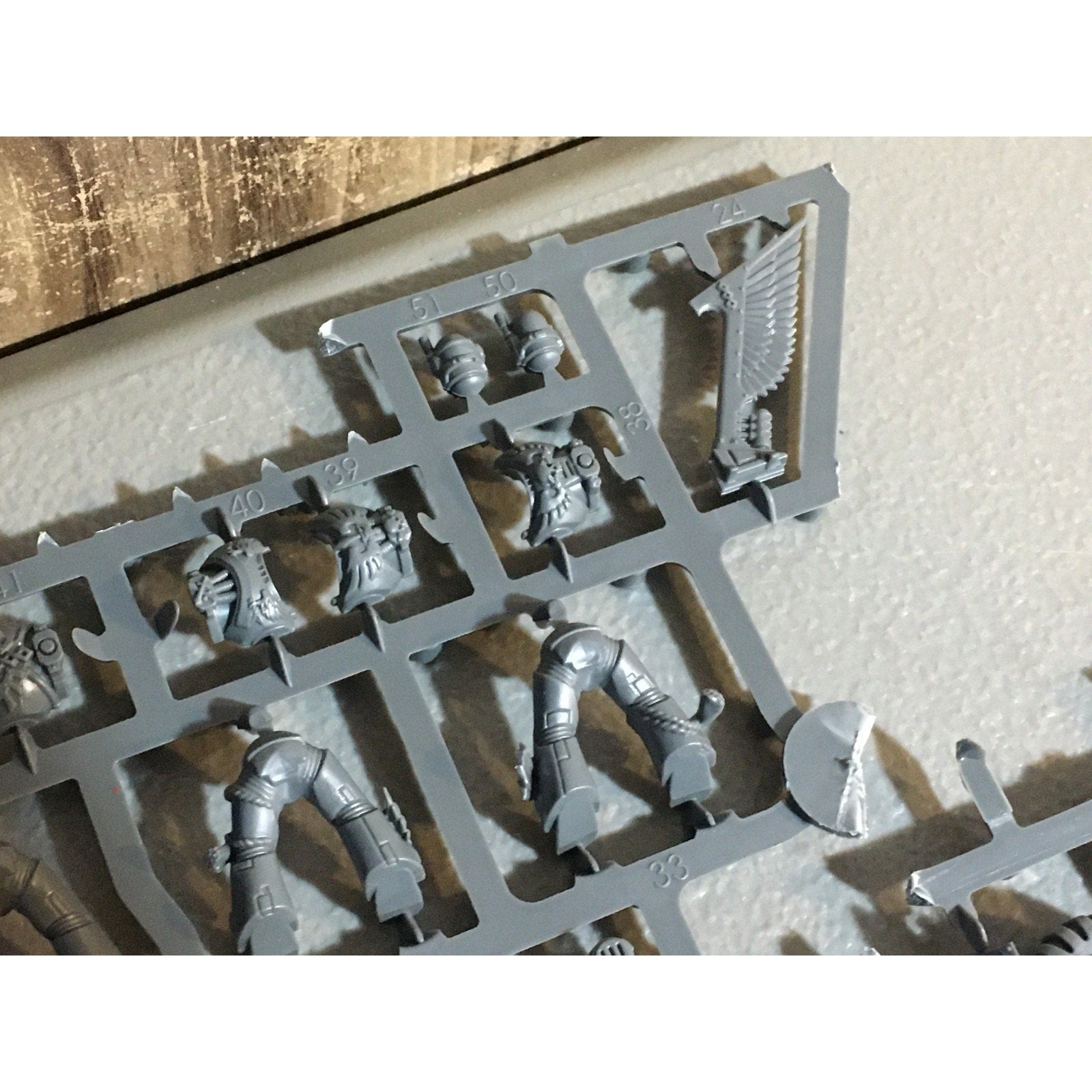 A29496 WARHAMMER 40K SPACE MARINES DARK ANGELS BITS ON SPRUE LOT RAVENWING GW