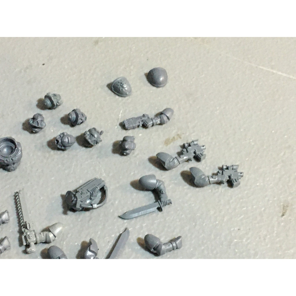 A27488 WARHAMMER 40K SPACE MARINES BITS LOT ARMS HEADS SCOUT GW