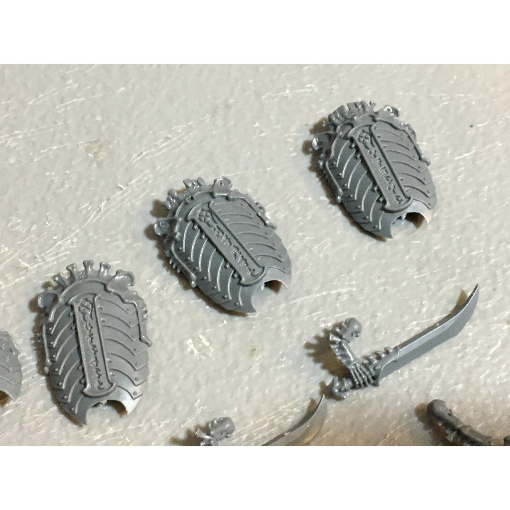 A23228 WARHAMMER FANTASY AOS TOMB KINGS OSSIARCH BITS LOT SWORDS SHIELDS GW