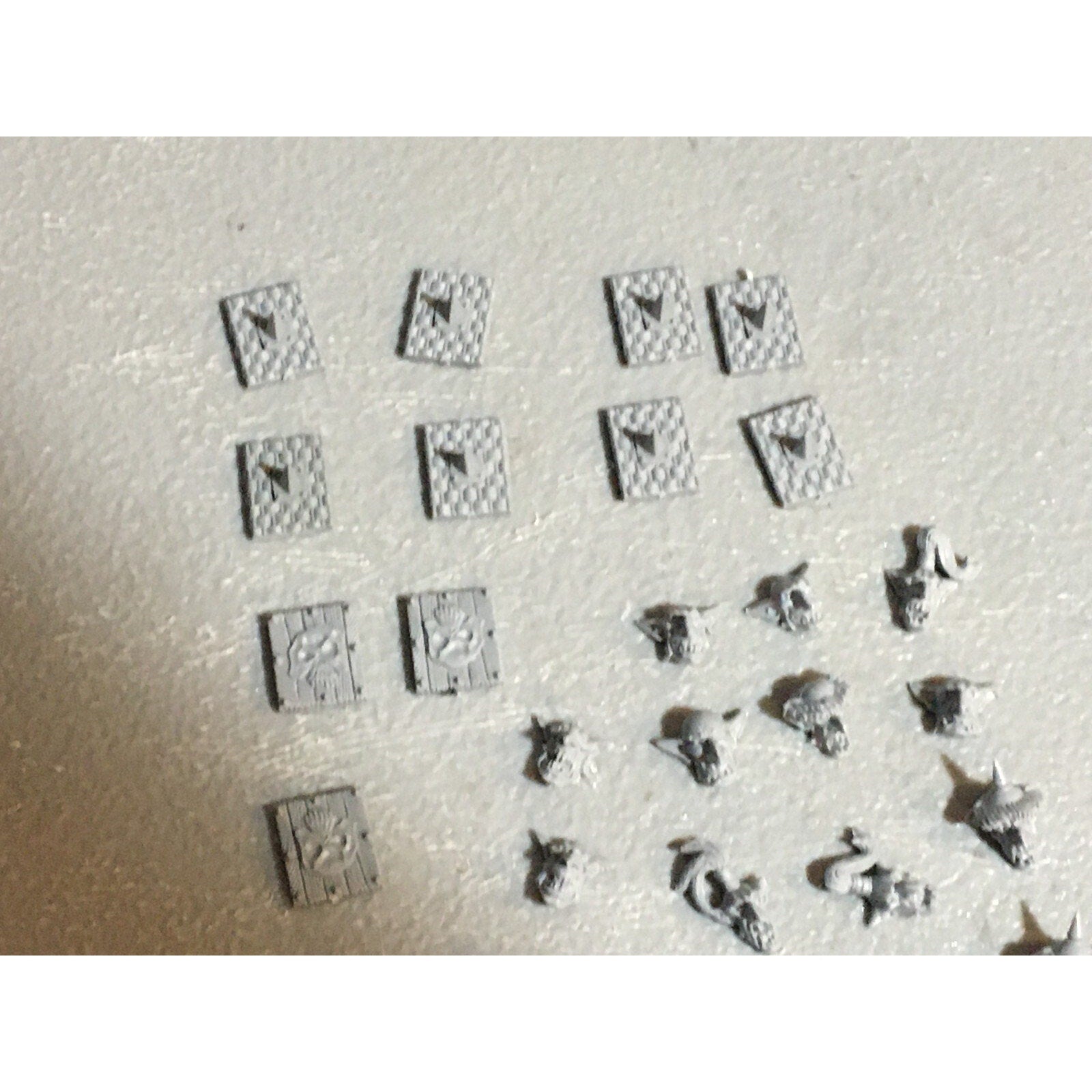 A23395 WARHAMMER FANTASY ORCS & GOBLINS BITS LOT GOBLIN SHIELDS HEADS GW