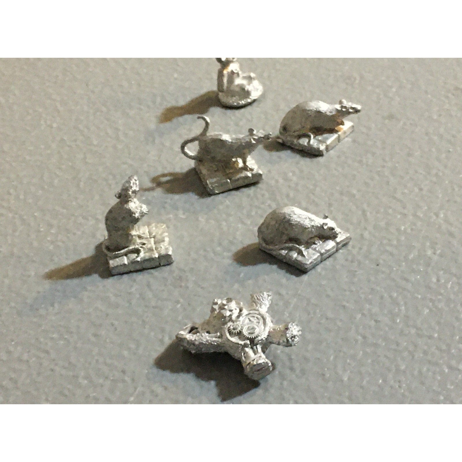 A32522 UNKNOWN METAL MINIATURES FAMILIAR? RAT TEDDY BEAR TABLETOP