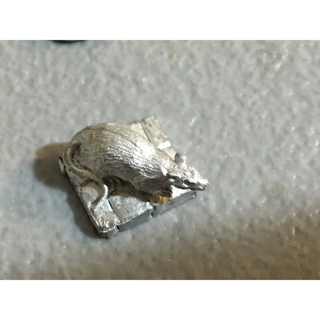 A32522 UNKNOWN METAL MINIATURES FAMILIAR? RAT TEDDY BEAR TABLETOP