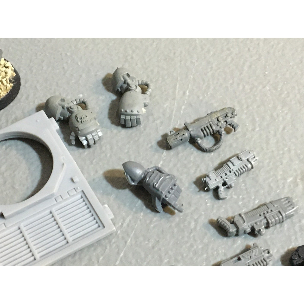 A25111 WARHAMMER 40K SPACE MARINES BITS LOT POWERFIST GUNS BACKPACK GW
