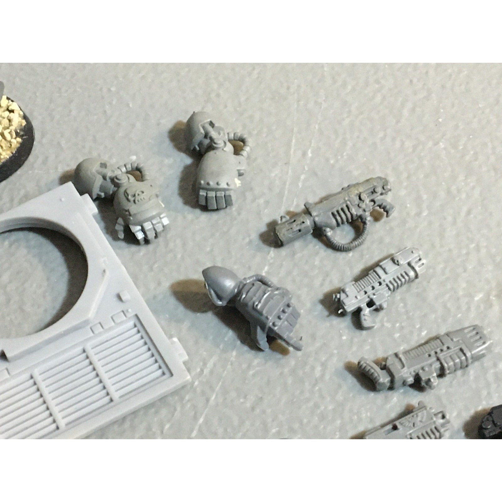 A25111 WARHAMMER 40K SPACE MARINES BITS LOT POWERFIST GUNS BACKPACK GW