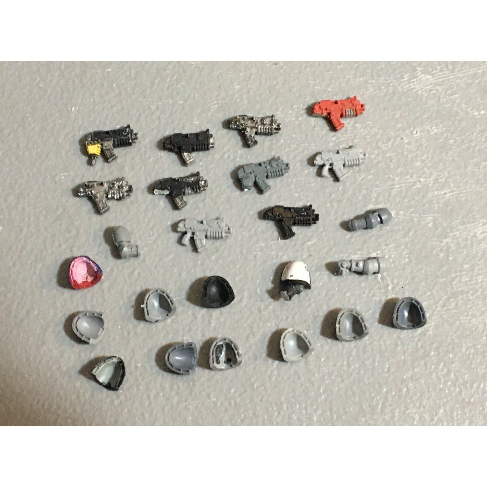 A22998 WARHAMMER 40K SPACE MARINES BITS LOT ARMS BOLTERS SHOULDER PADS GW