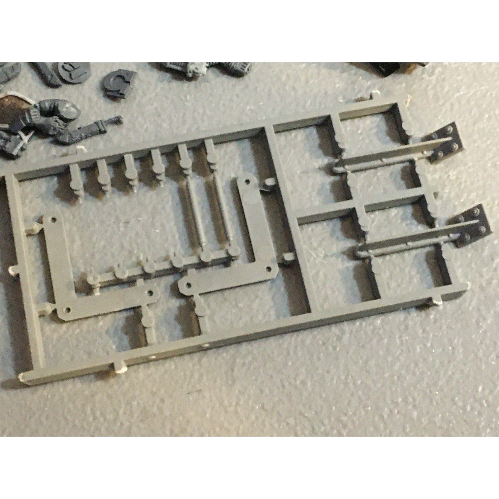 A32582 WARHAMMER 40K FANTASY RANDOM BITS LOT PLASTIC ICONS SPACE MARINES GUARD