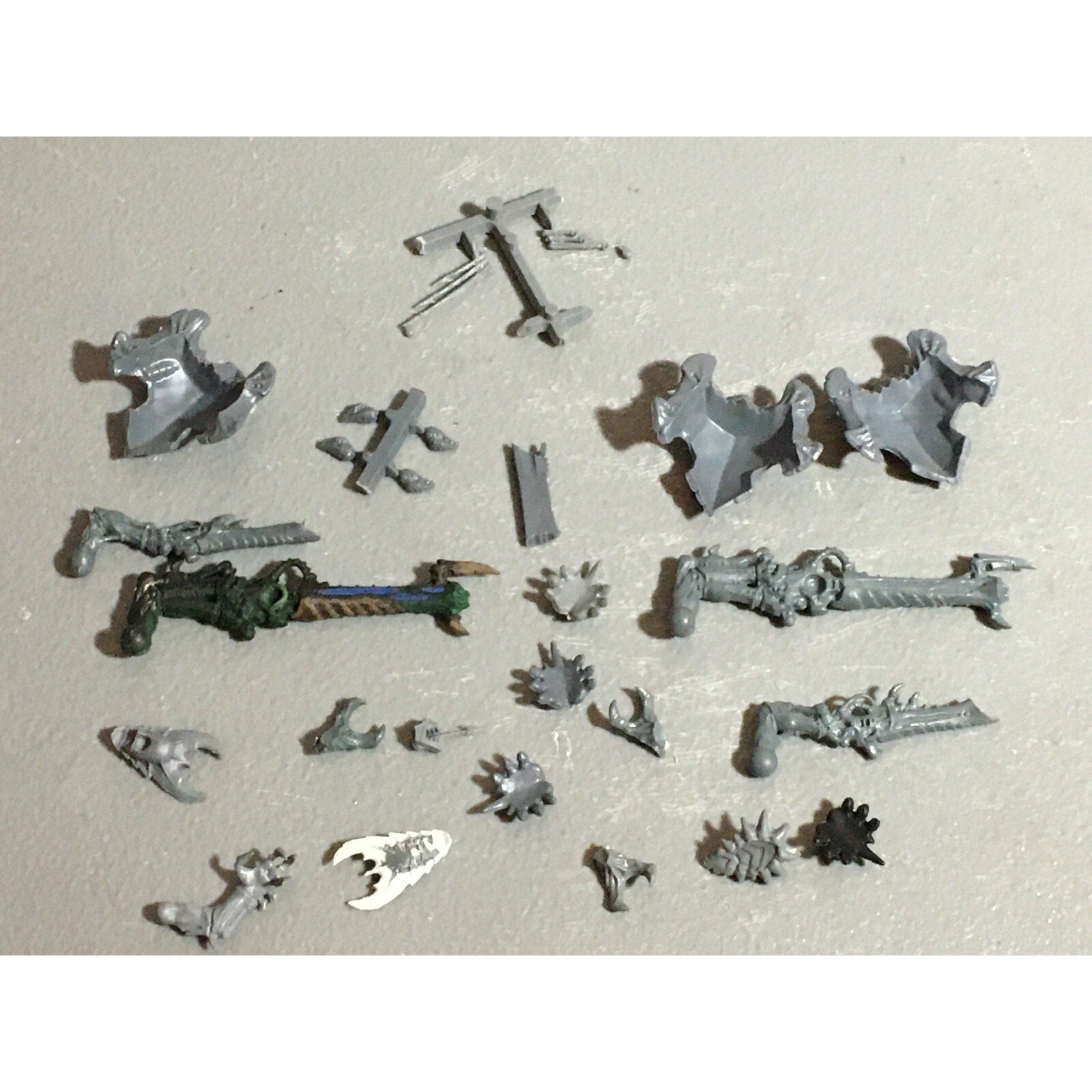 A22321 WARHAMMER 40K TYRANIDS BITS LOT MIXED GAMES WORKSHOP GW