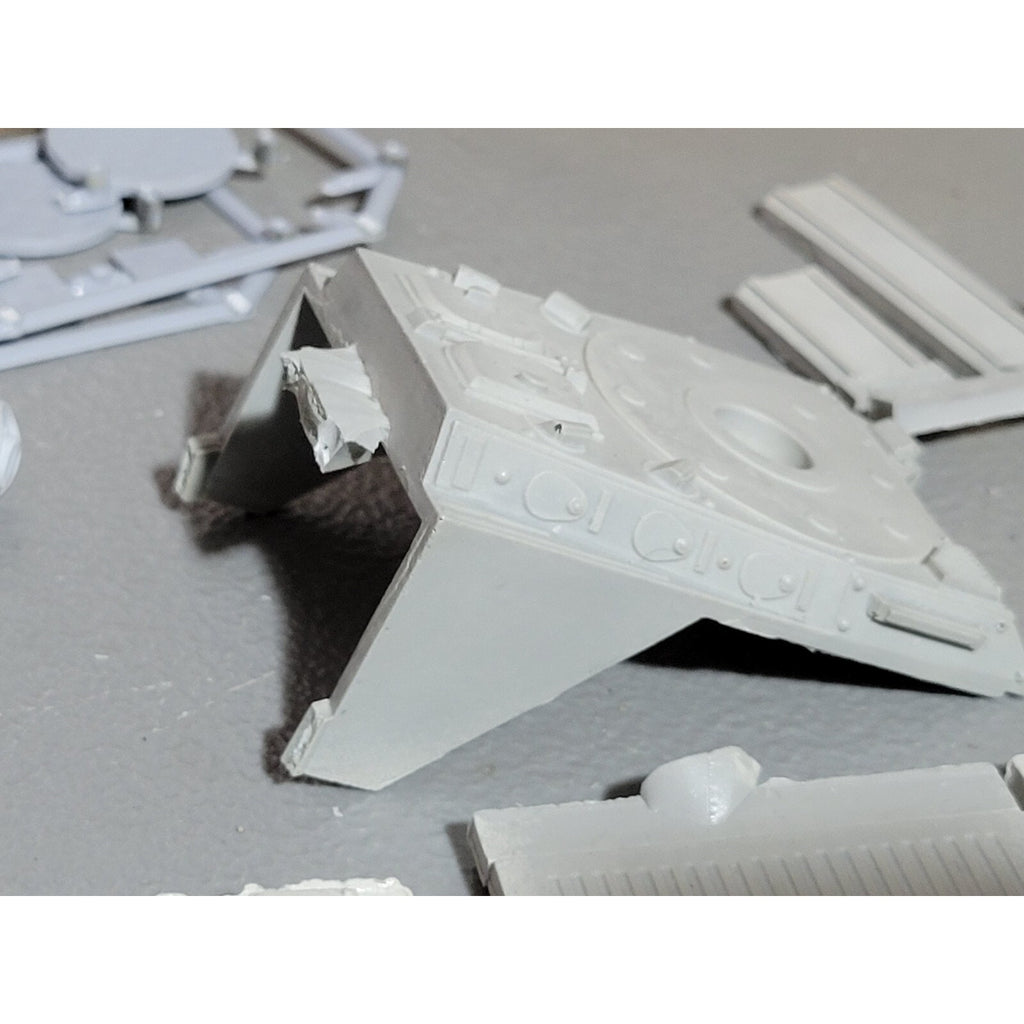 A17898 UNKNOWN TANK LOT BITS GUNS HEADS FUTURISTIC SCI-FI BATTLE
