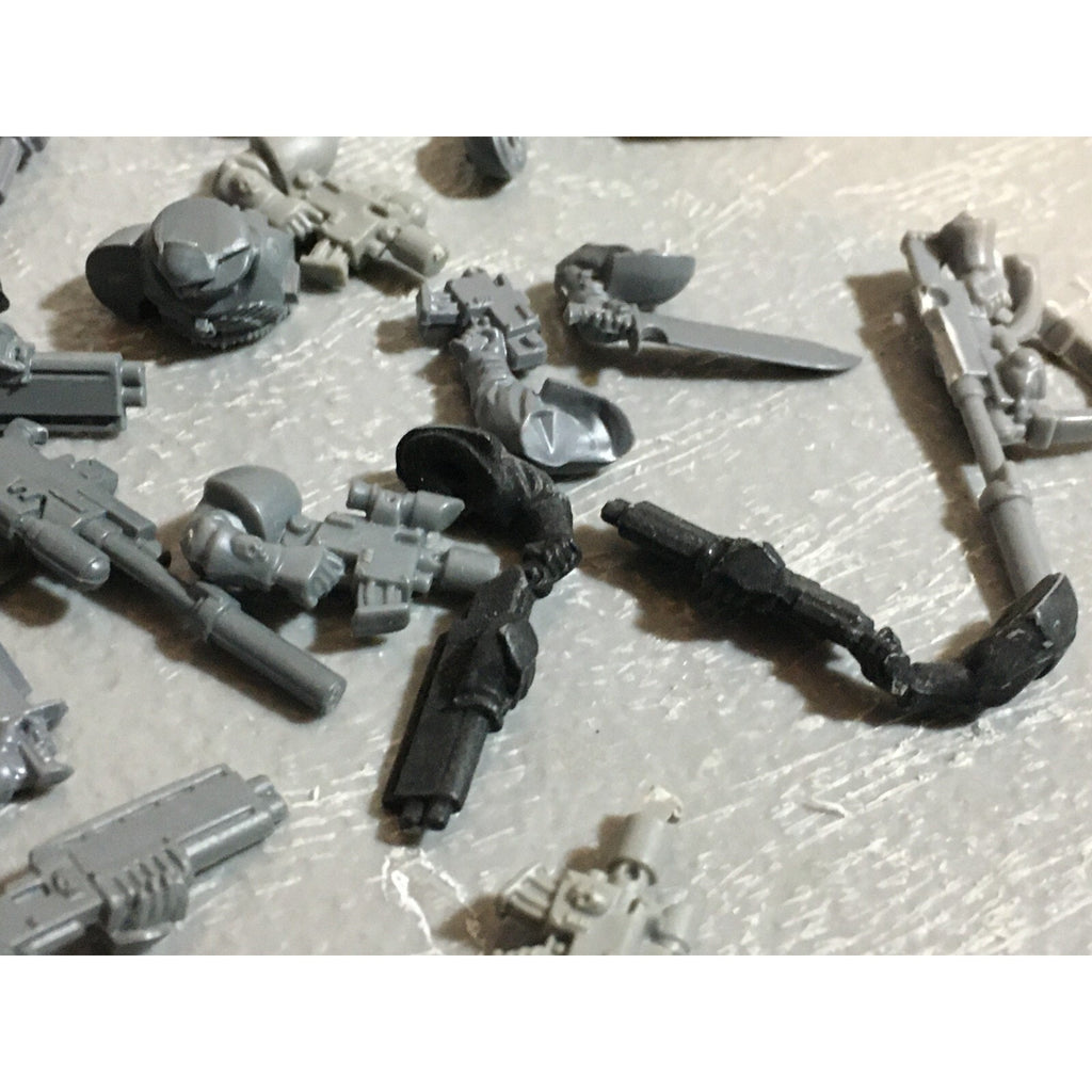 A21068 WARHAMMER 40K SPACE MARINES BITS LOT SCOUTS SHOTGUNS PISTOLS HEADS