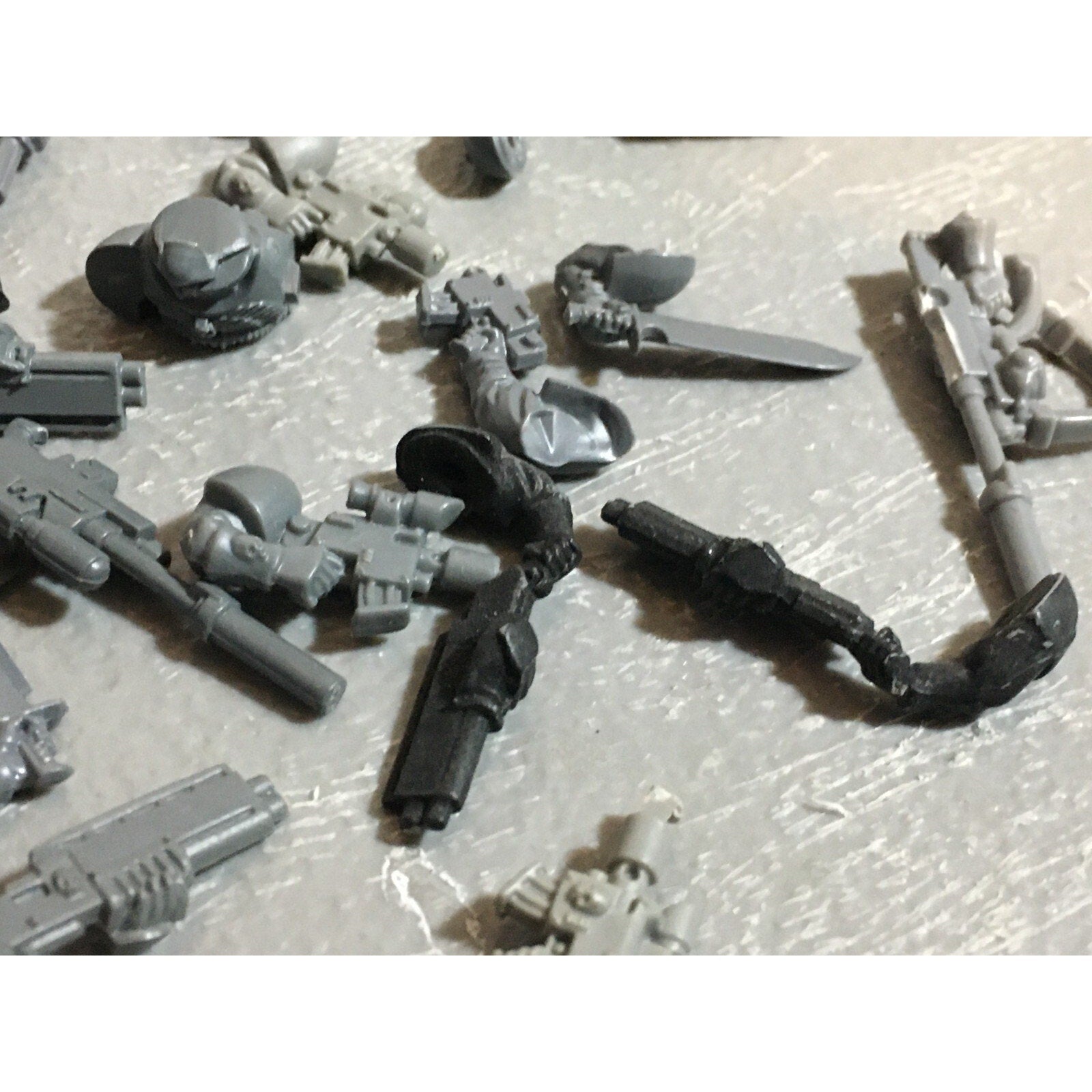 A21068 WARHAMMER 40K SPACE MARINES BITS LOT SCOUTS SHOTGUNS PISTOLS HEADS