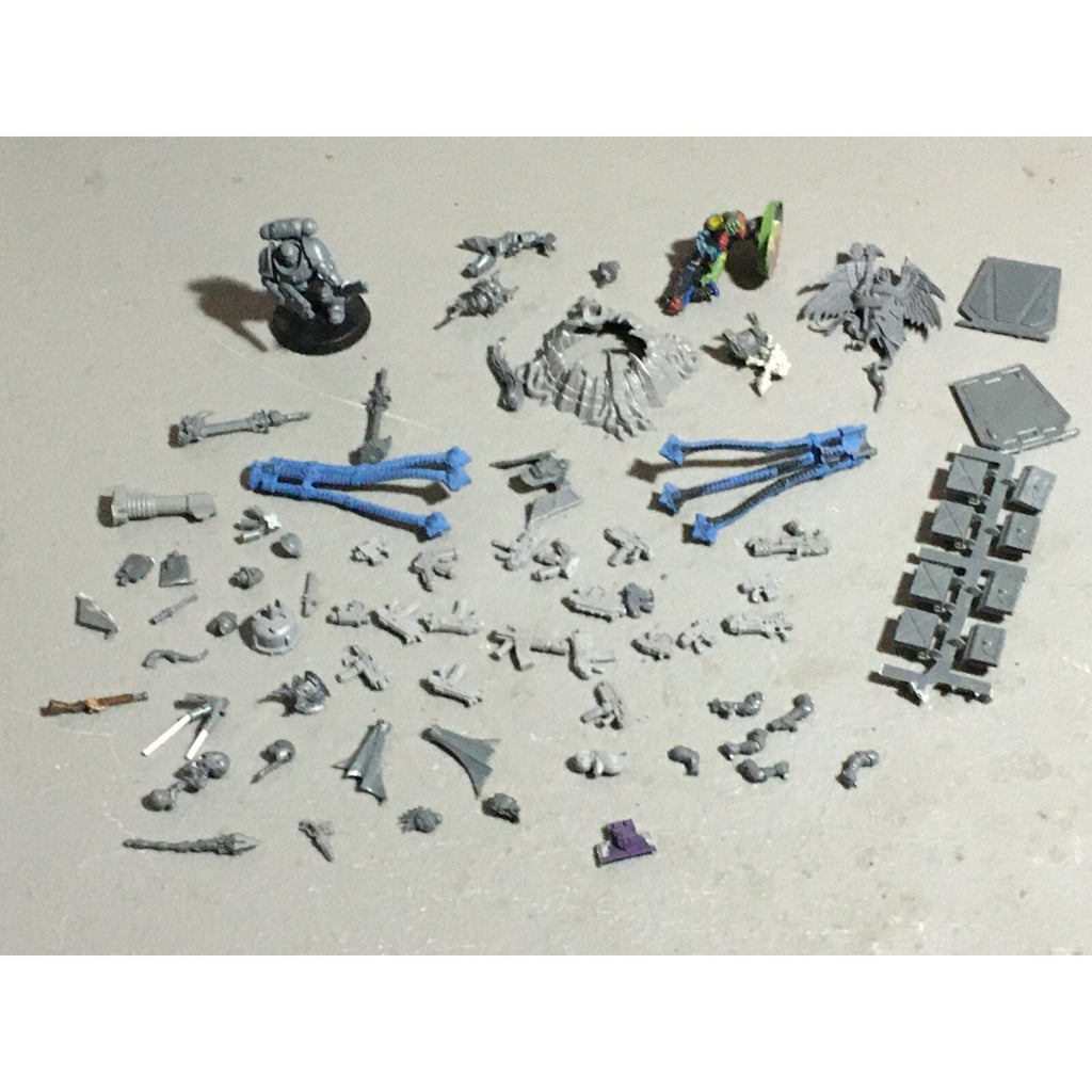 A22418 WARHAMMER 40K MIXED BITS LOT BOLTERS HEADS ARMS GAMES WORKSHOP GW