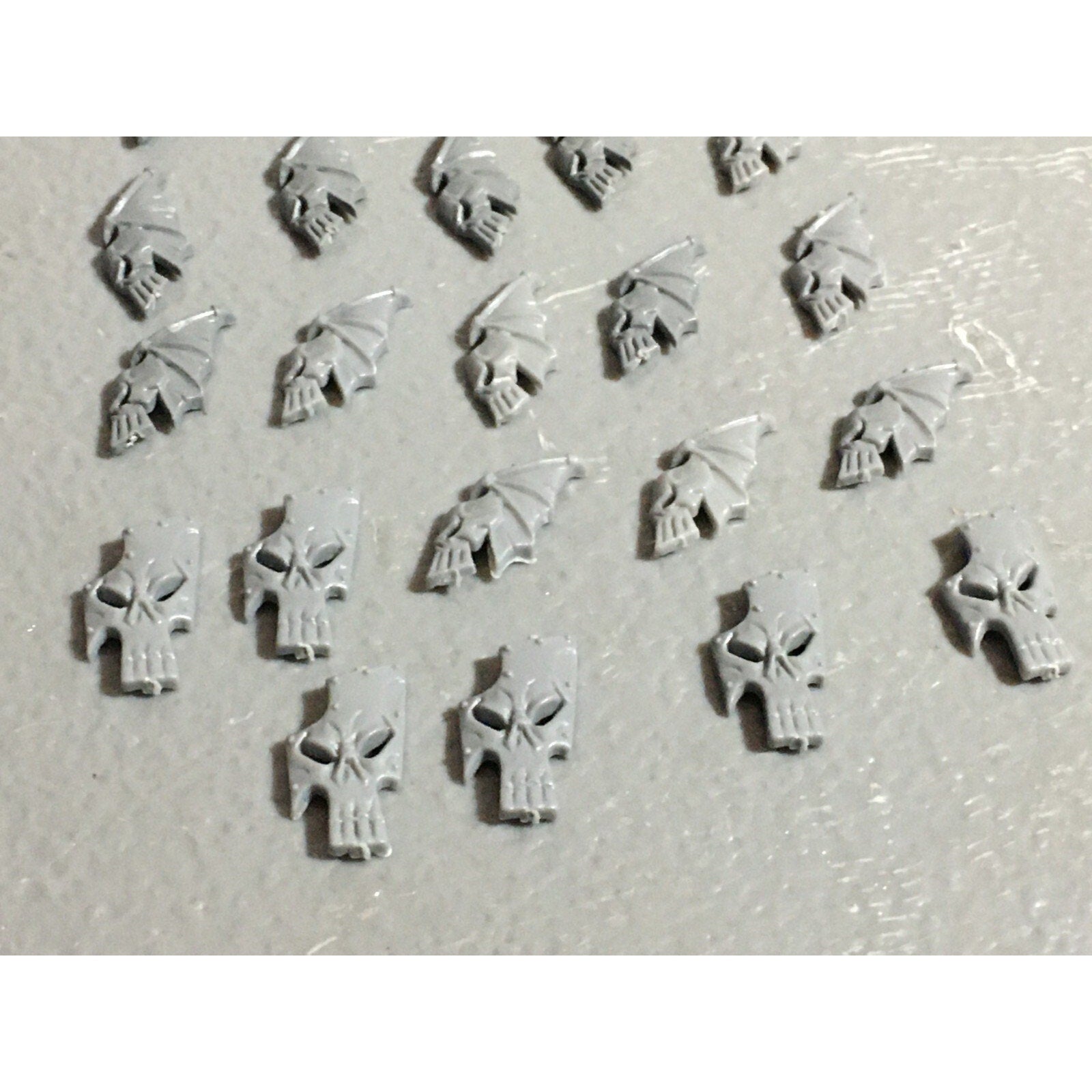 A22068 WARHAMMER FANTASY DARK ELVES BITS LOT SHIELD ICONS GAMES WORKSHOP GW