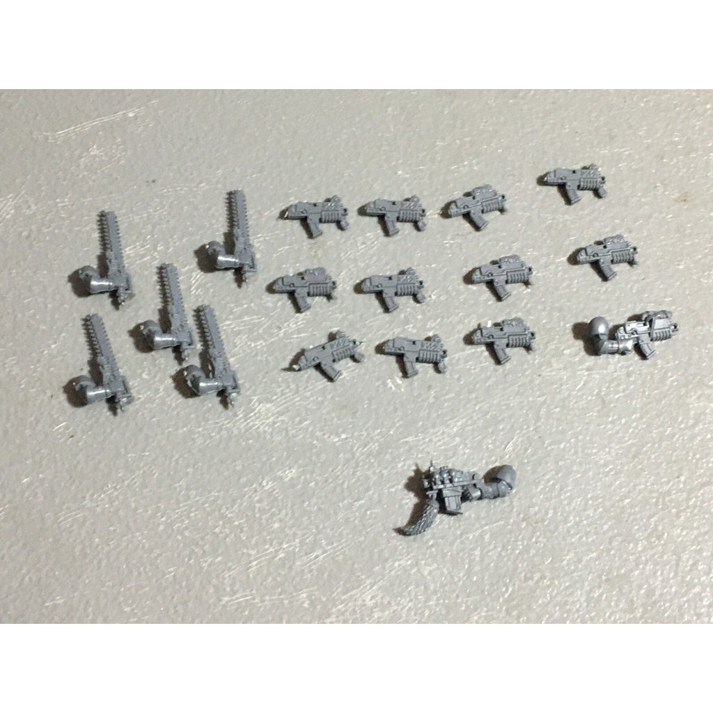 A22555 WARHAMMER 40K SPACE MARINES WOLVES BITS LOT BOLTERS CHAINSWORDS GW