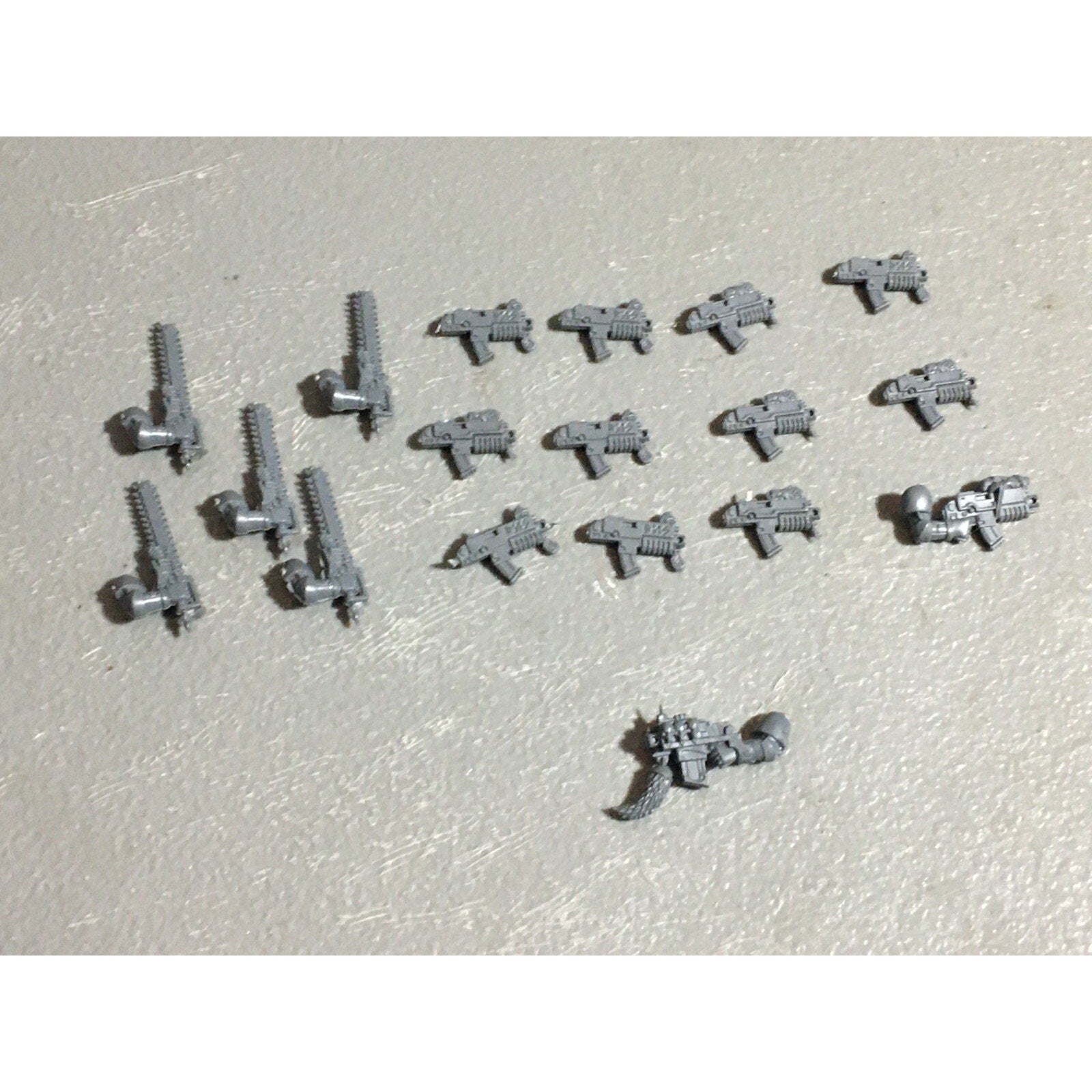 A22555 WARHAMMER 40K SPACE MARINES WOLVES BITS LOT BOLTERS CHAINSWORDS GW