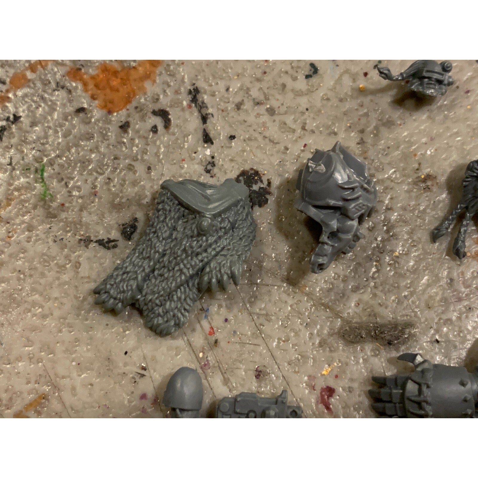 A23191 WARHAMMER 40K SPACE MARINES BITS LOT SPACE WOLVES TAILS AXE KNIVES HEAD