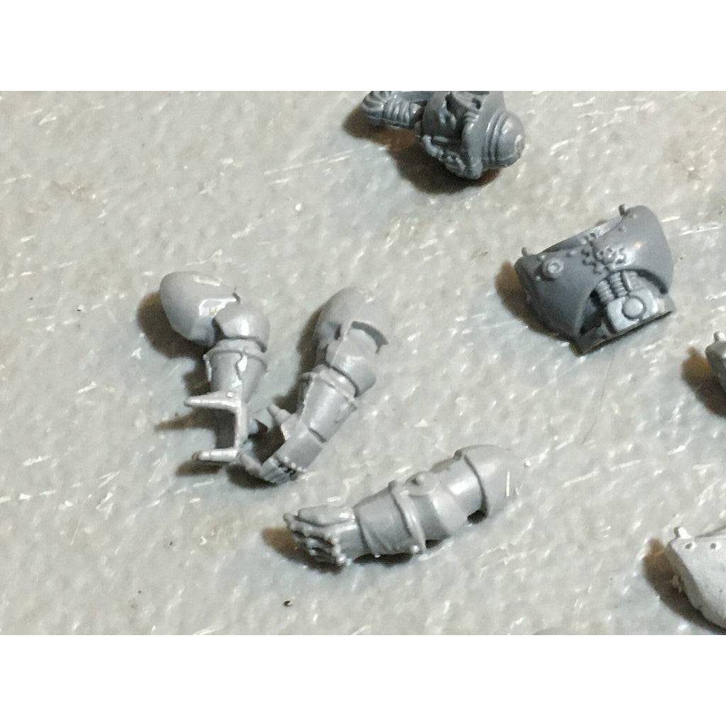 A22981 WARHAMMER 40K CHAOS SPACE MARINES BITS LOT MIXED SHOULDER TORSO ARM GW
