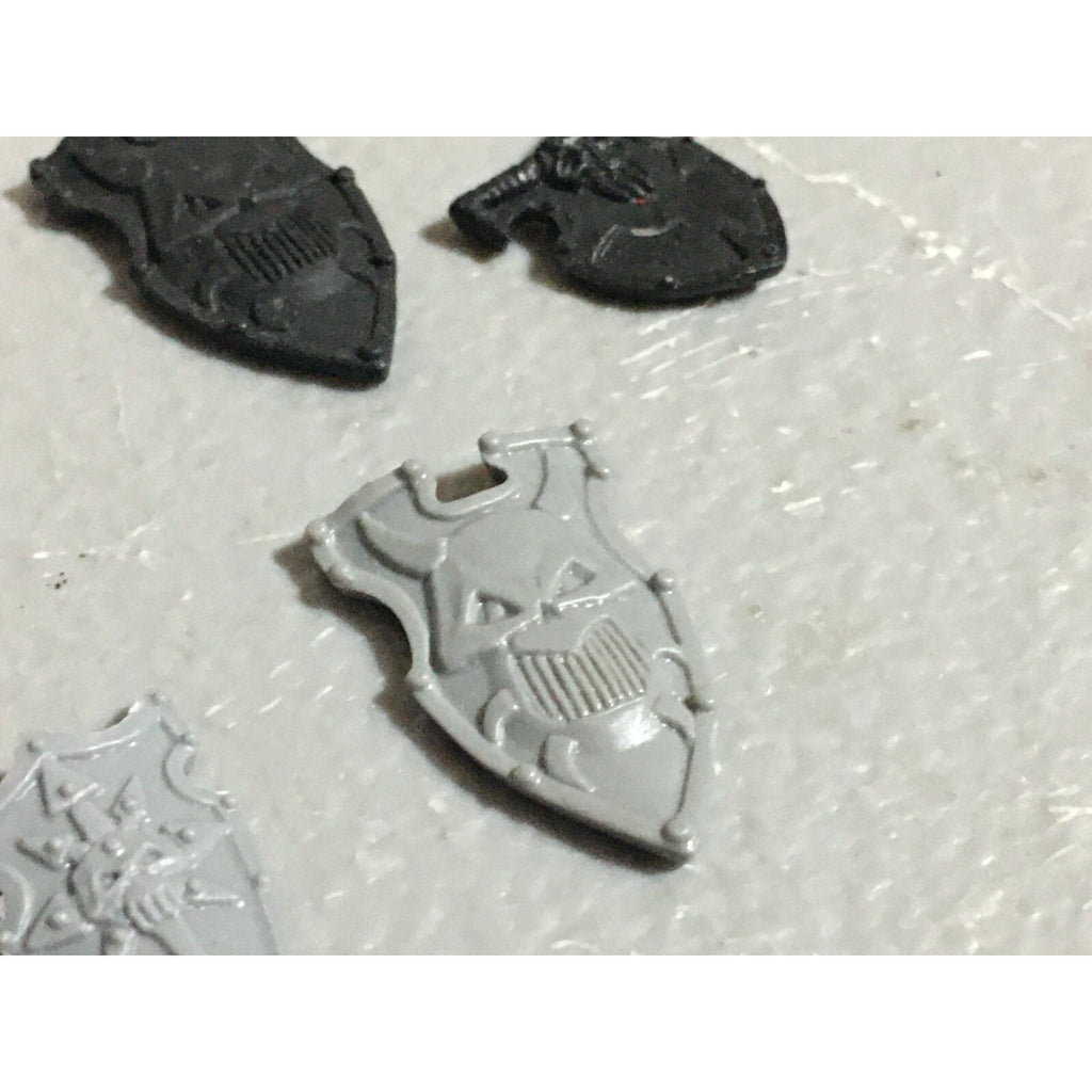 A22248 WARHAMMER FANTASY CHAOS MORTALS BITS LOT WARRIORS KNIGHTS SHIELDS GW OOP