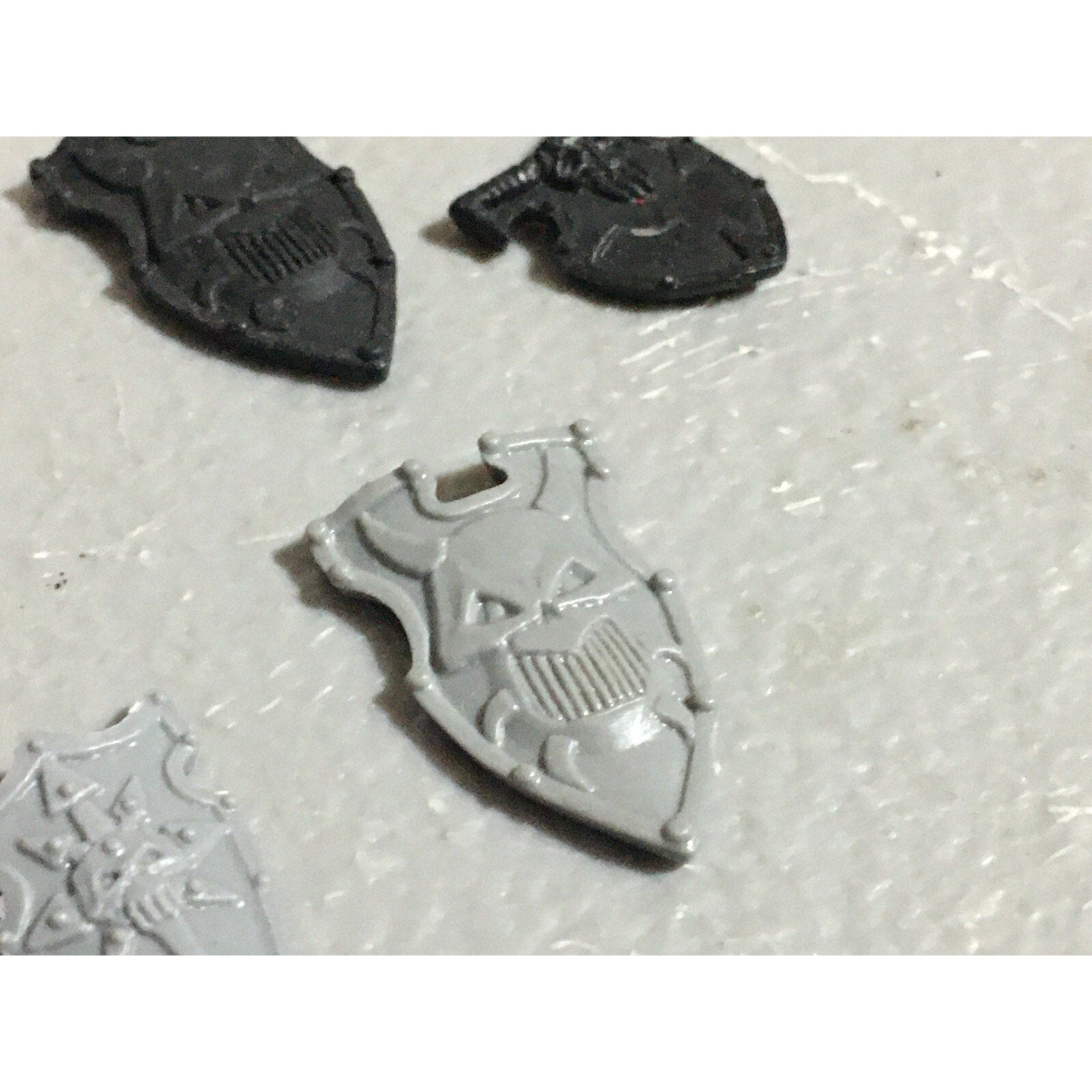 A22248 WARHAMMER FANTASY CHAOS MORTALS BITS LOT WARRIORS KNIGHTS SHIELDS GW OOP