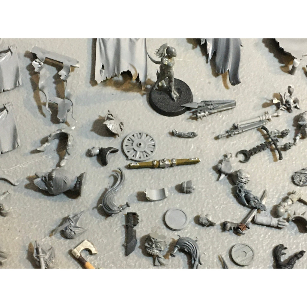 A29617 WARHAMMER FANTASY AOS MIXED BITS LOT BANNER SHIELD CLOAK GW