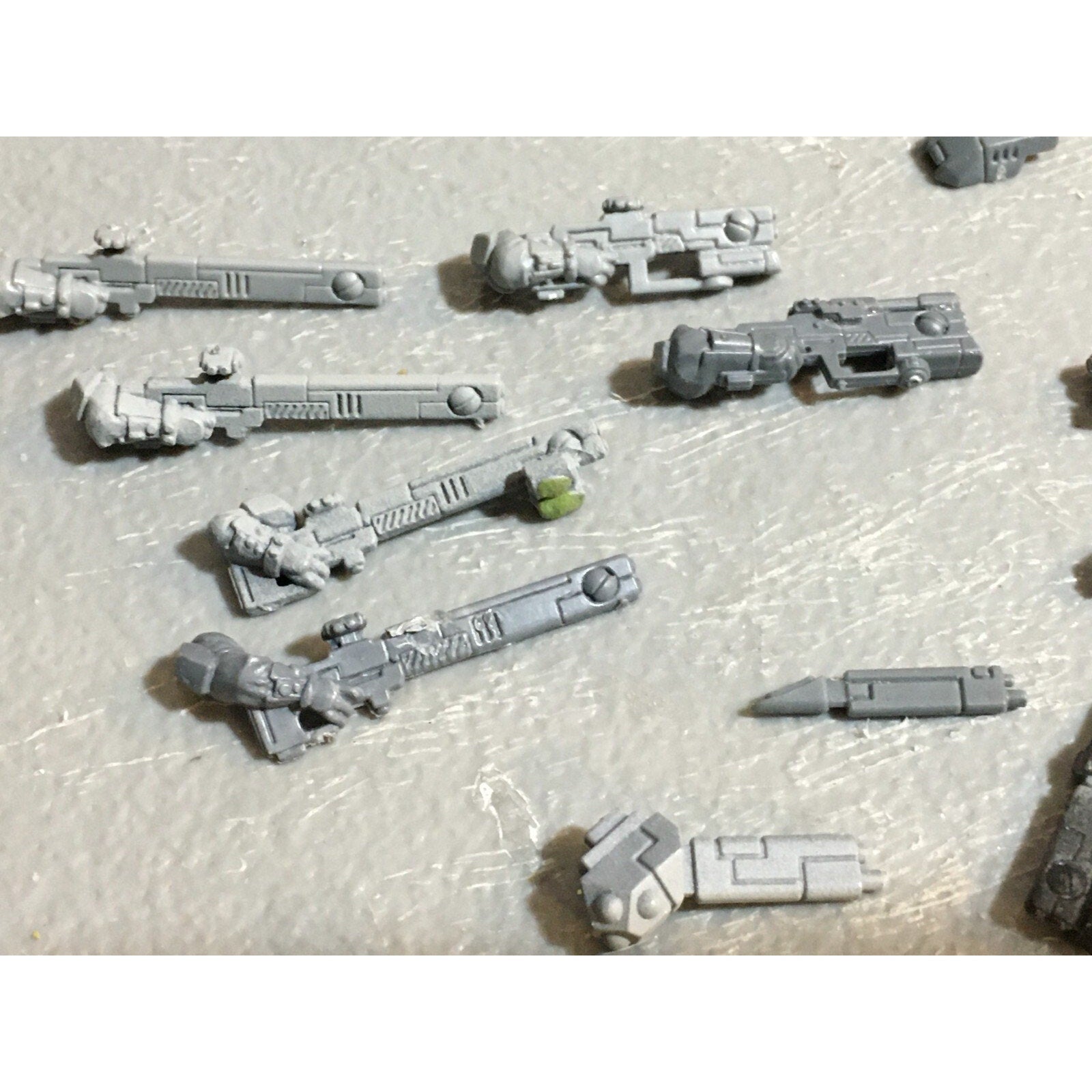 A23150 WARHAMMER 40K TAU EMPIRE BITS LOT FIRE WARRIORS GUNS HEADS ARMS GW