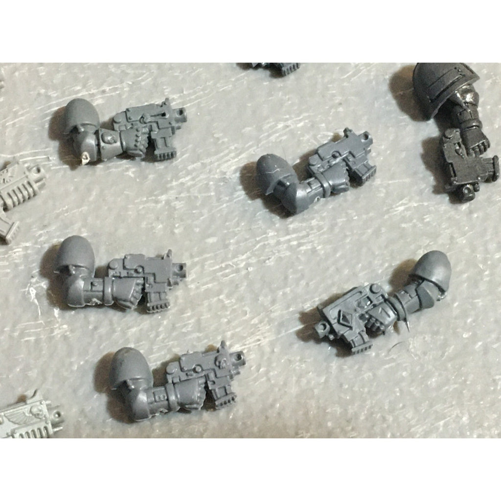 A22920 WARHAMMER 40K SPACE MARINES BITS LOT BOLTERS PISTOLS GAMES WORKSHOP GW