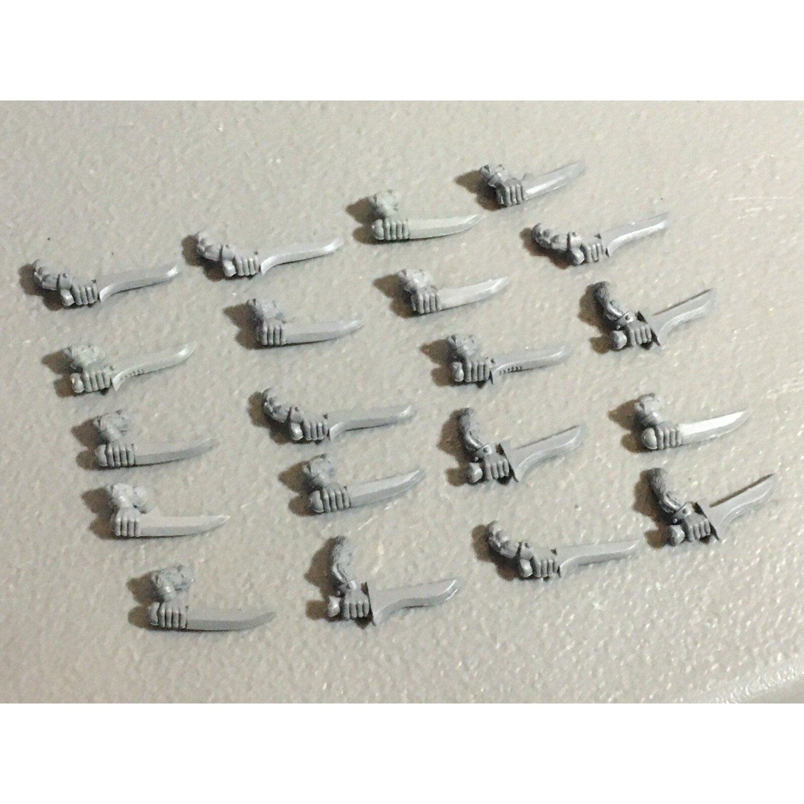 A22300 WARHAMMER FANTASY SKAVEN BITS LOT SWORD ARMS GAMES WORKSHOP GW