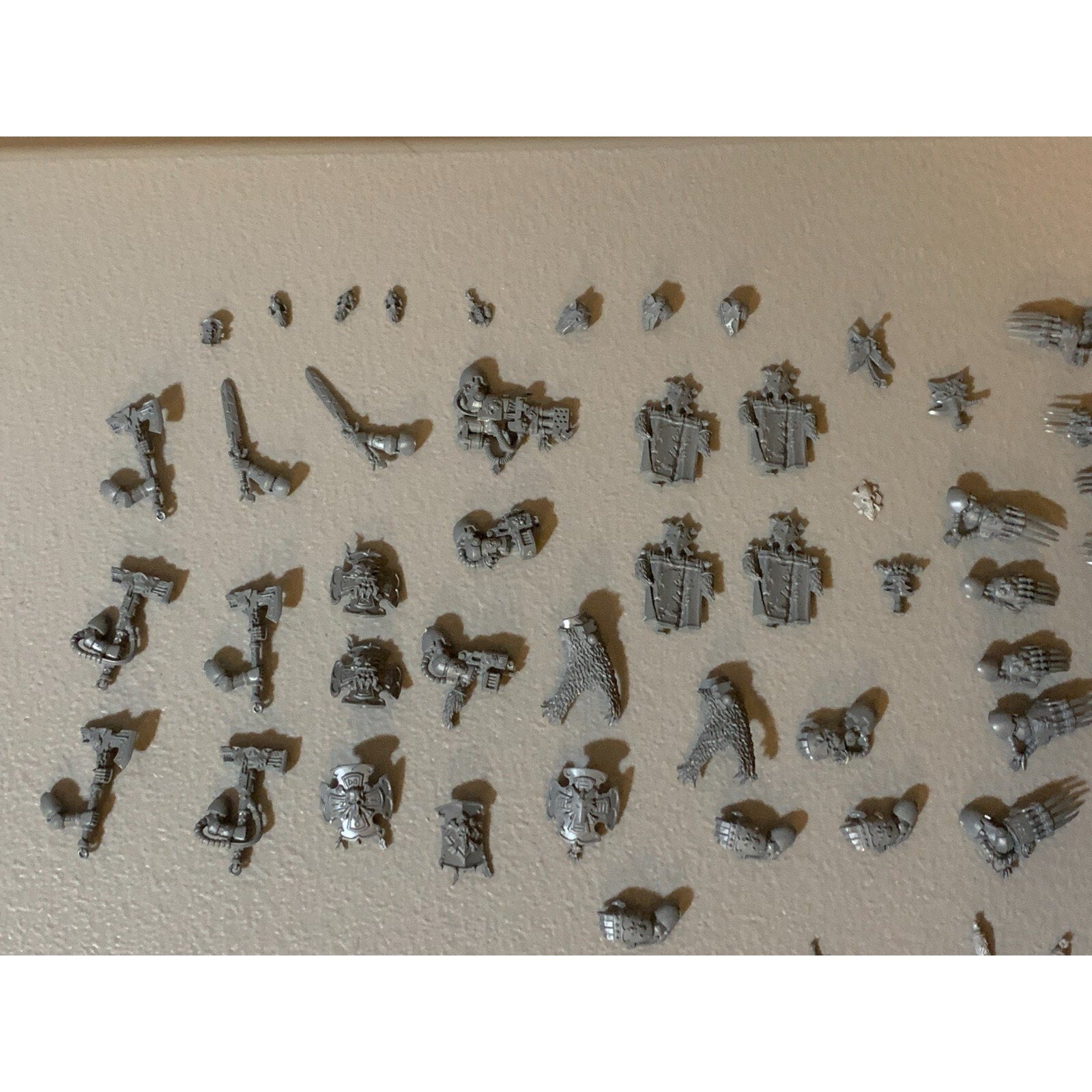 A23060 WARHAMMER 40K MARINES SPACE WOLVES HUGE BITS LOT HEADS ARMS HAMMERS GUNS