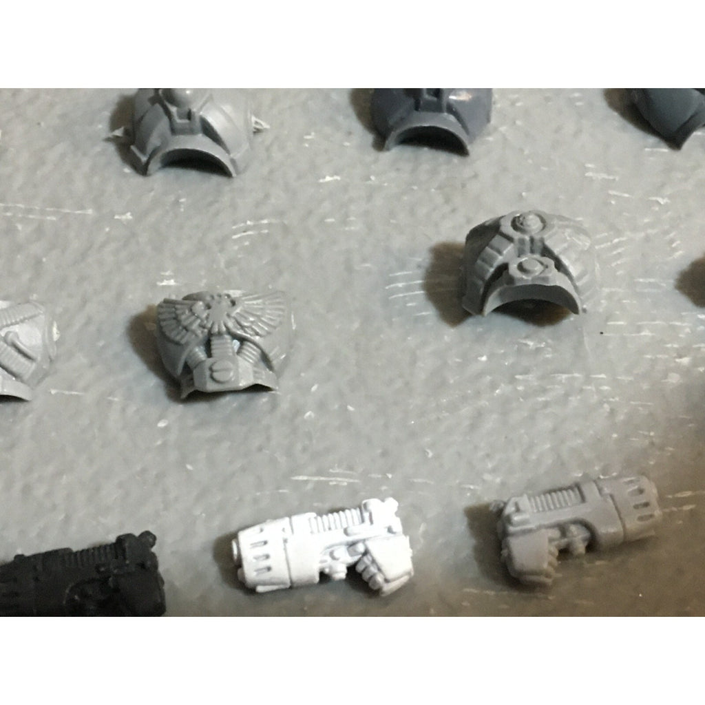 A22961 WARHAMMER 40K SPACE MARINES BITS LOT TORSOS FRONT BACK PLASMA PISTOL GW