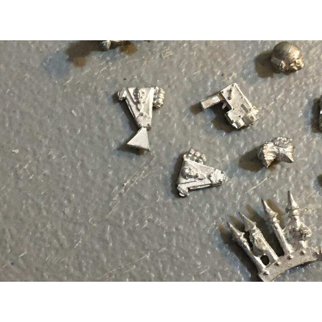 A32577 WARHAMMER 40K MIXED RANDOM BITS LOT ALL METAL POUCH HOLSTER GW