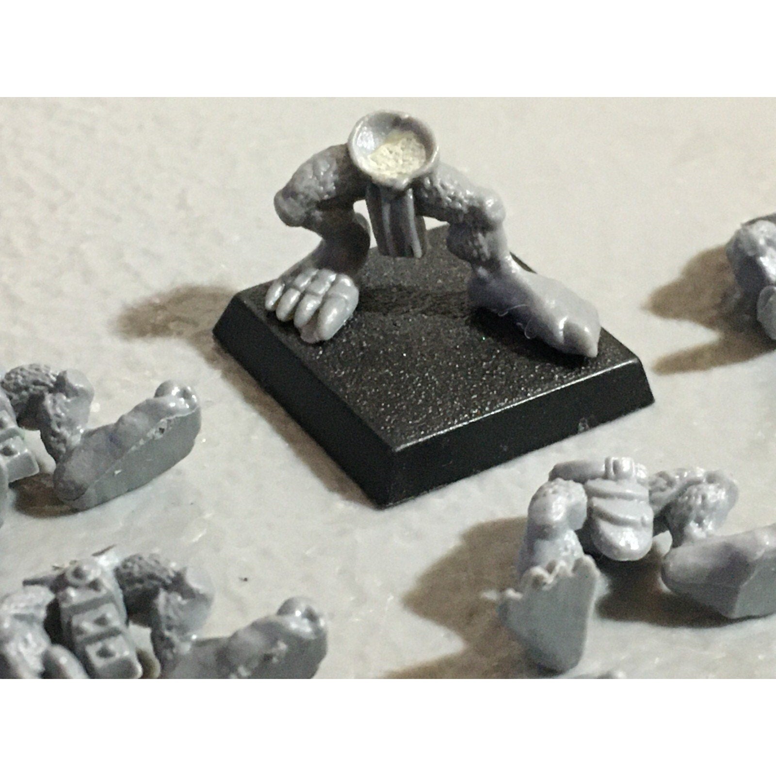 A22303 WARHAMMER FANTASY SKAVEN BITS LOT TORSOS LEGS TAILS GAMES WORKSHOP GW