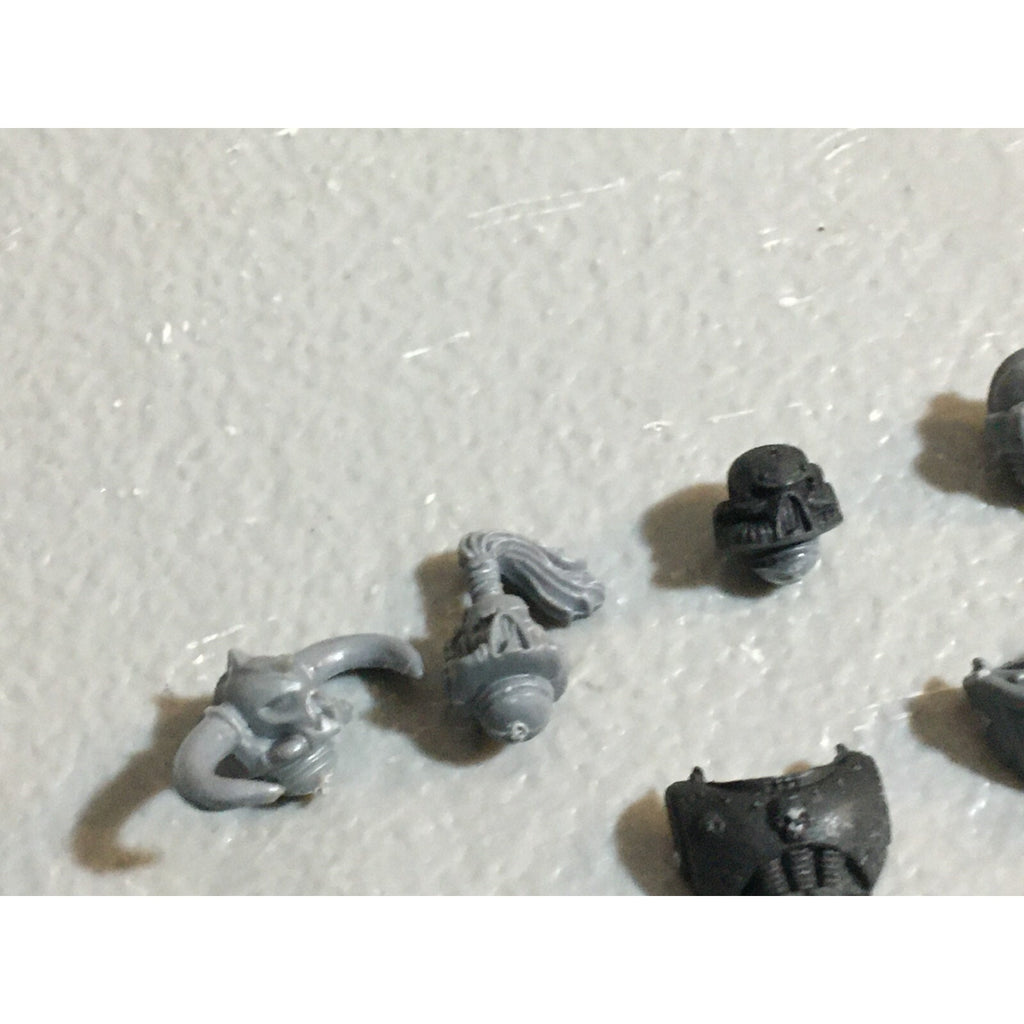 A23073 WARHAMMER 40K CSM CHAOS SPACE MARINES BITS LOT HEADS TORSOS GW