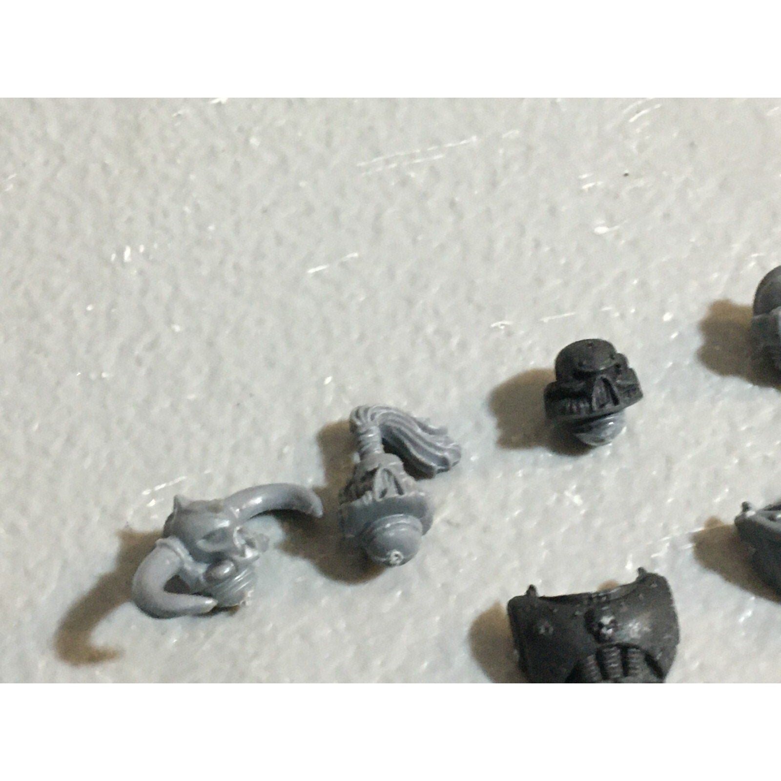 A23073 WARHAMMER 40K CSM CHAOS SPACE MARINES BITS LOT HEADS TORSOS GW